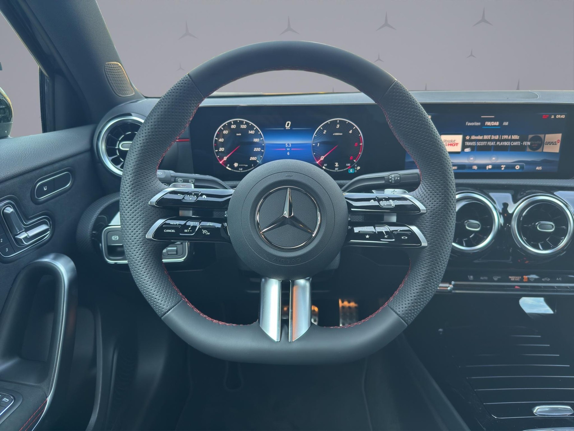 MERCEDES-BENZ A 220 d AMG Line-image-10