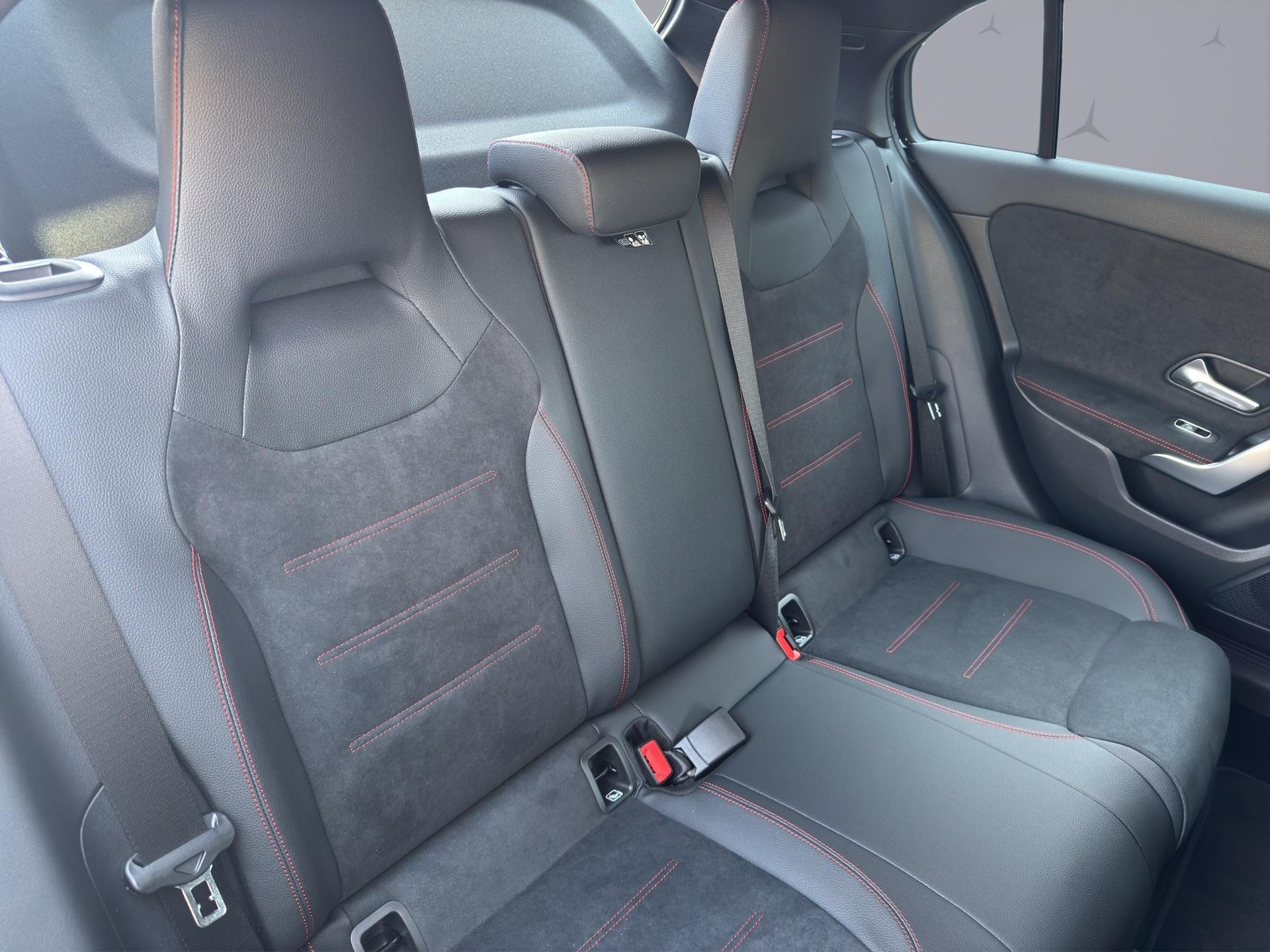 MERCEDES-BENZ A 220 d AMG Line-image-17