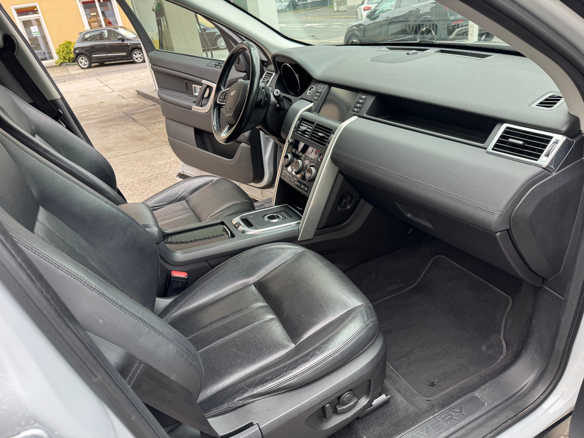 LAND ROVER Discovery Sport 2.0 TD4 HSE AT9-image-4