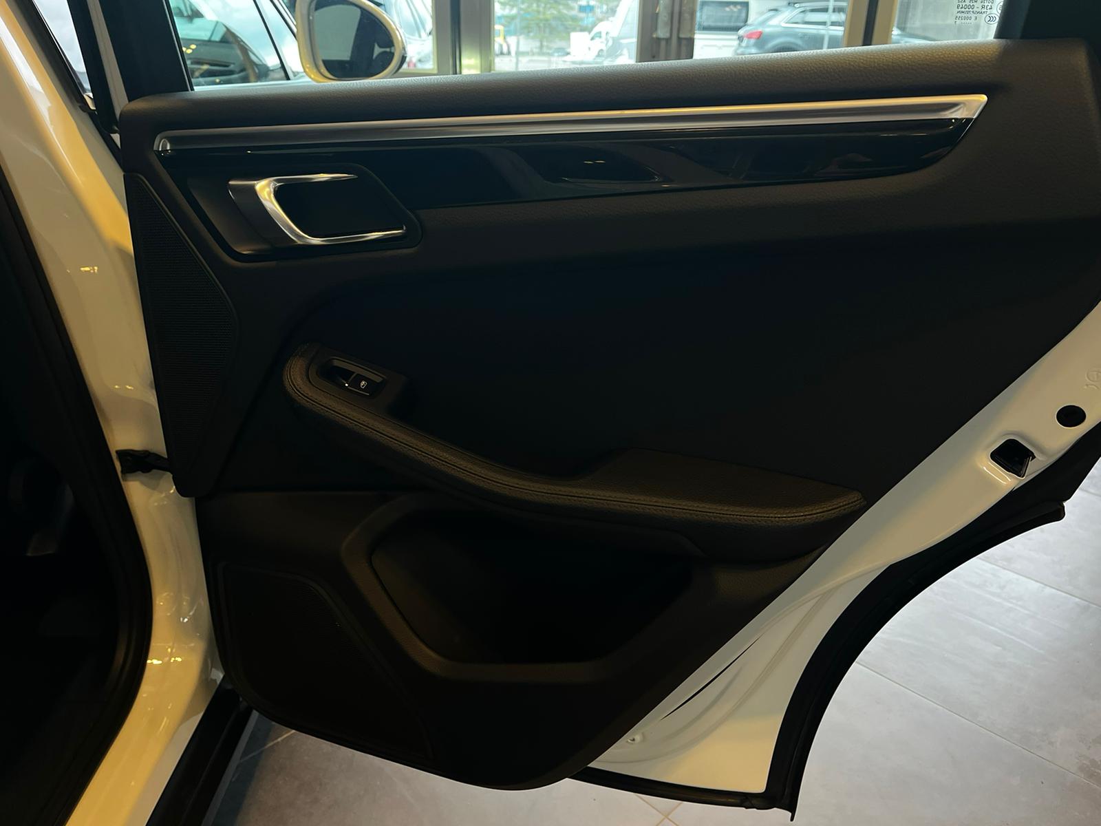 PORSCHE Macan S Diesel-image-23