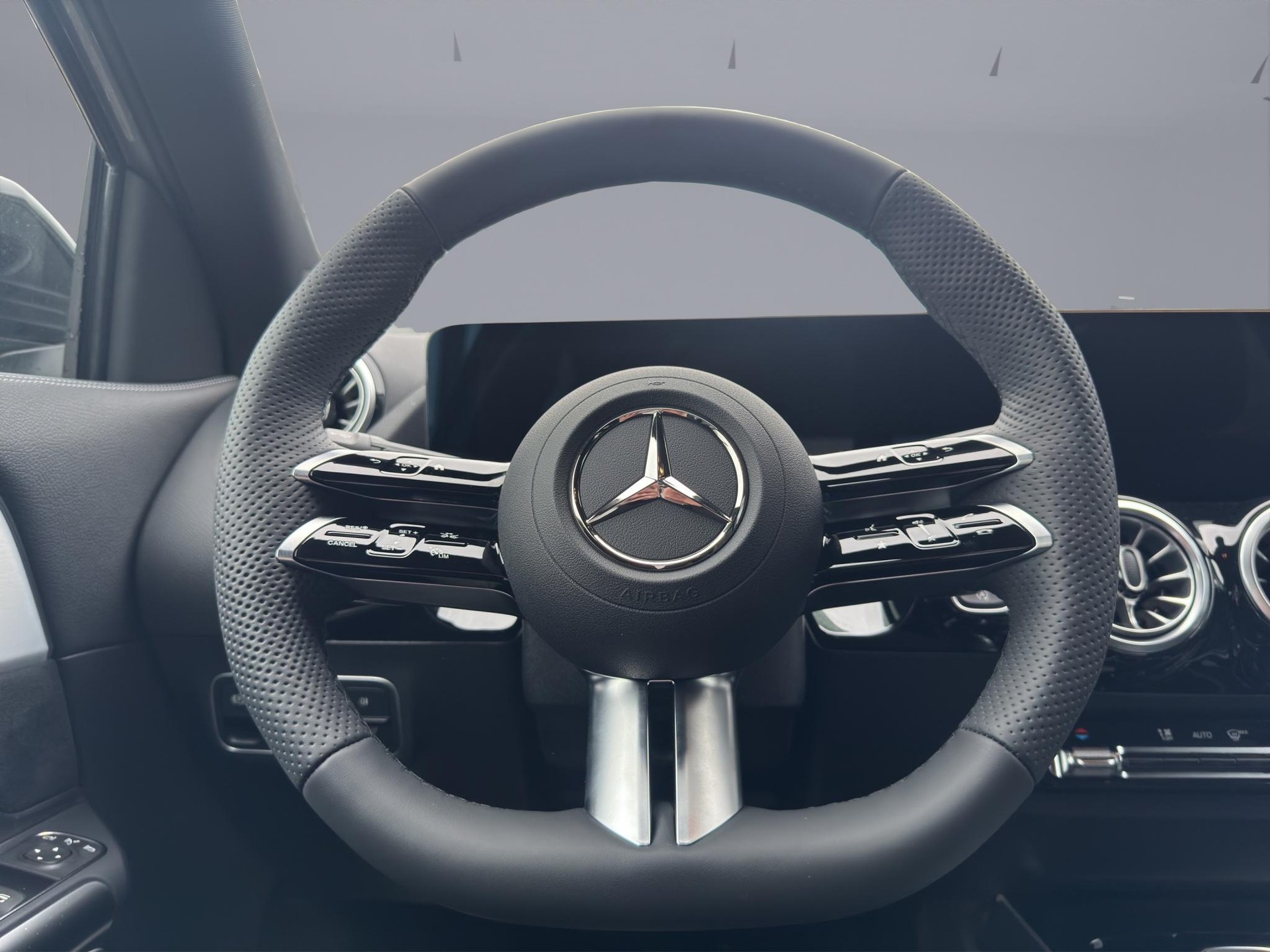 MERCEDES-BENZ GLA 220 d Swiss Star AMG Line 4matic-image-10