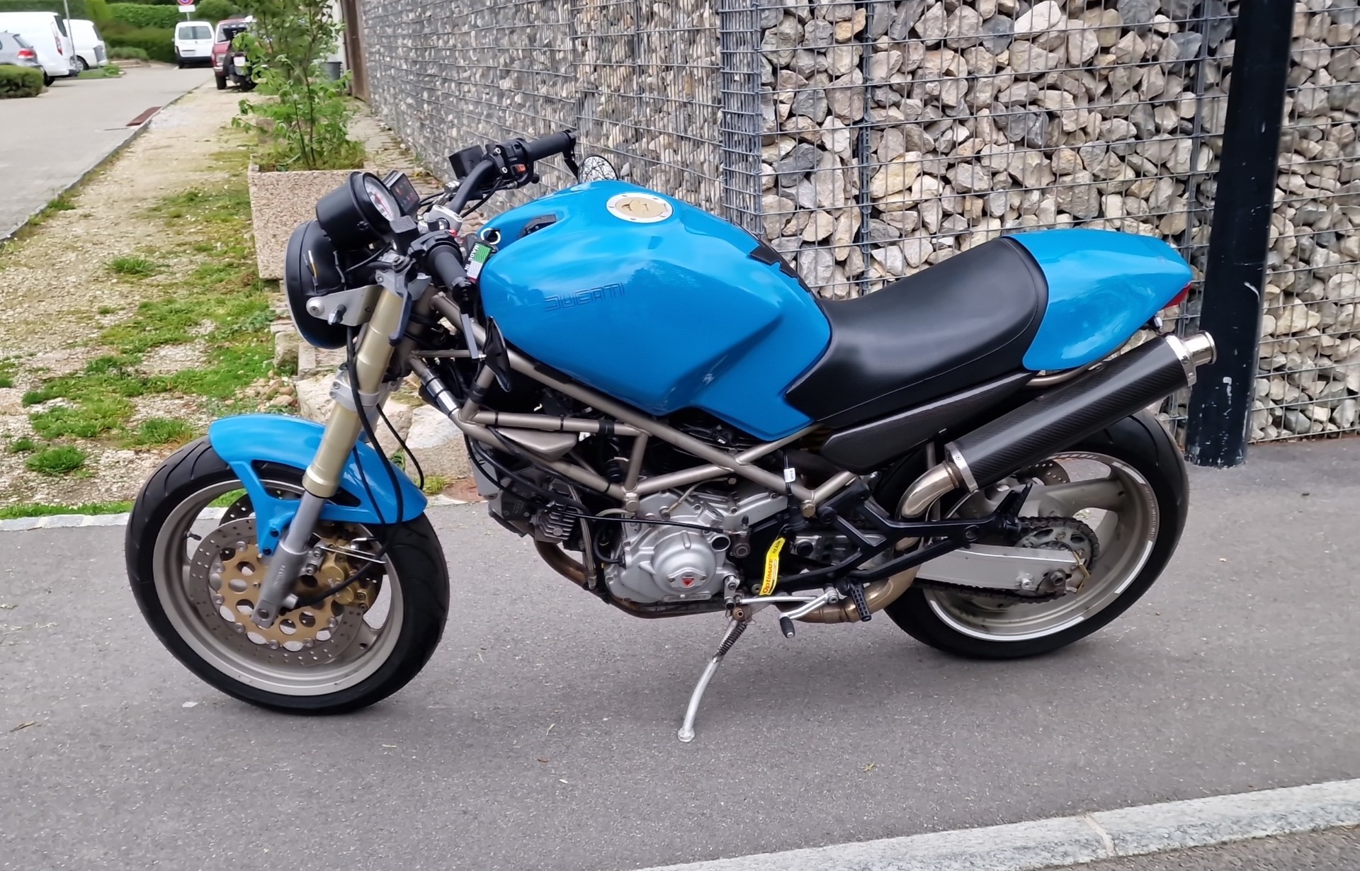 DUCATI Monster 900