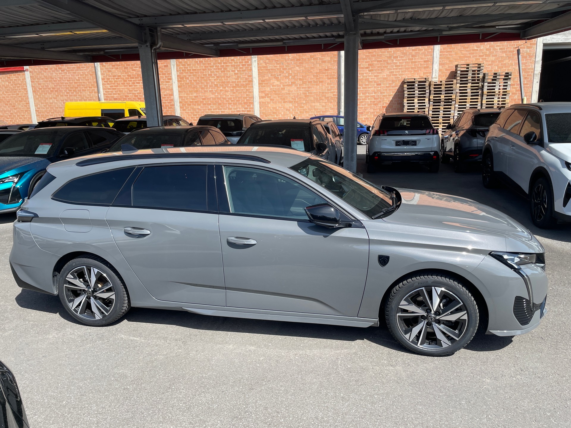 PEUGEOT 308 SW 1.2 HEV 136 GT-image-2
