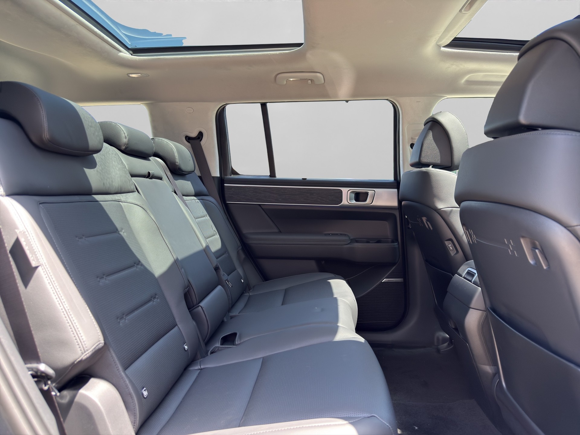 HYUNDAI Santa Fe 1.6 T-GDi HEV Swiss Edition 4WD Automatic-image-10