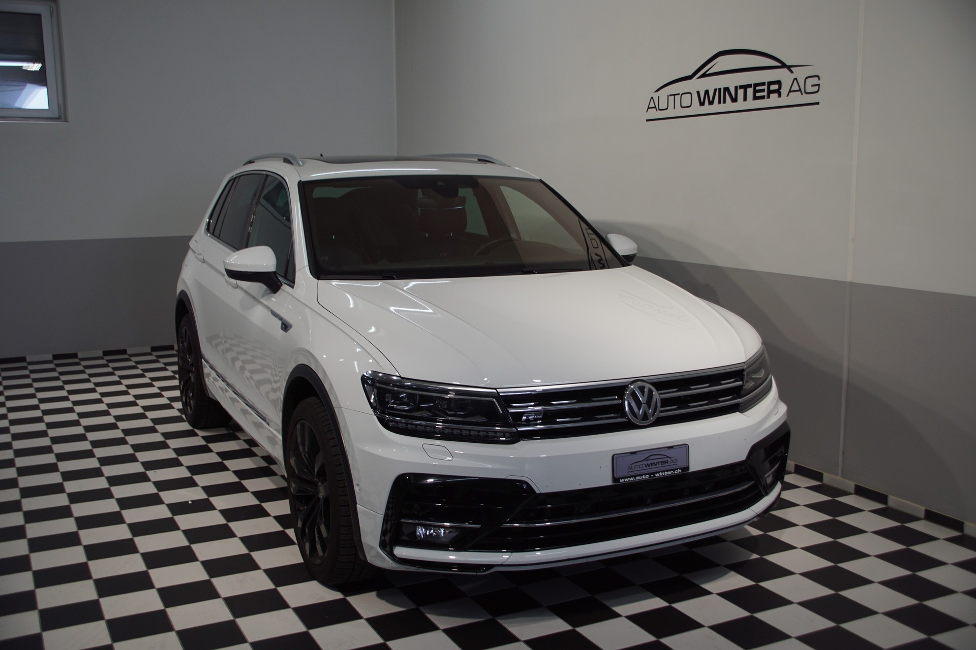 VW Tiguan 2.0TSI R-Line Highline 4Motion DSG-image-2