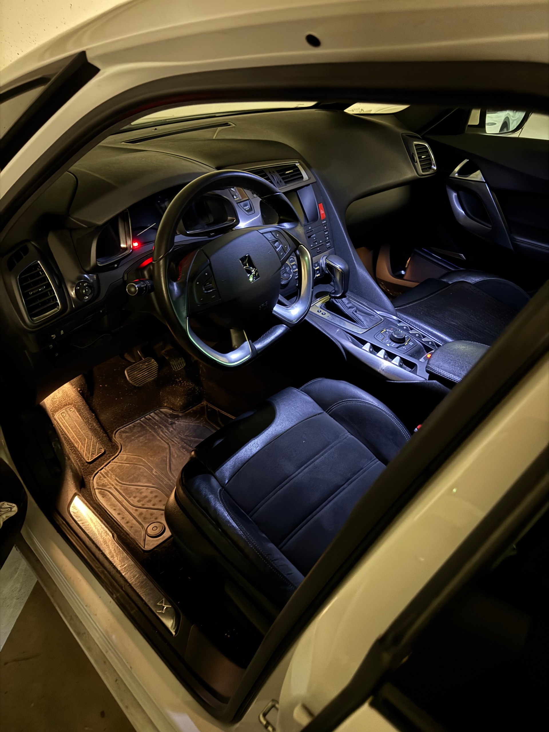 DS AUTOMOBILES 2.0 HDi Chic-image-2
