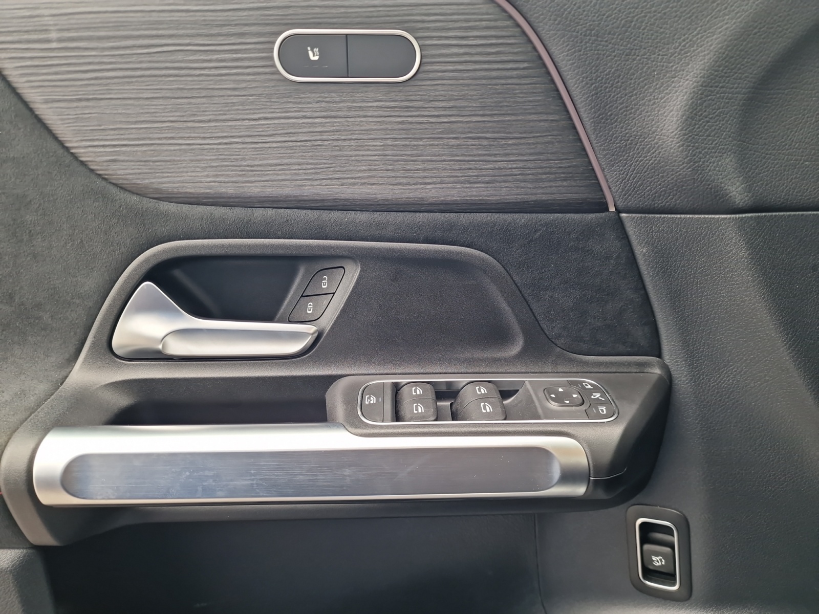 MERCEDES-BENZ GLB 220 d AMG Line 4Matic 7-Sitzer-image-12