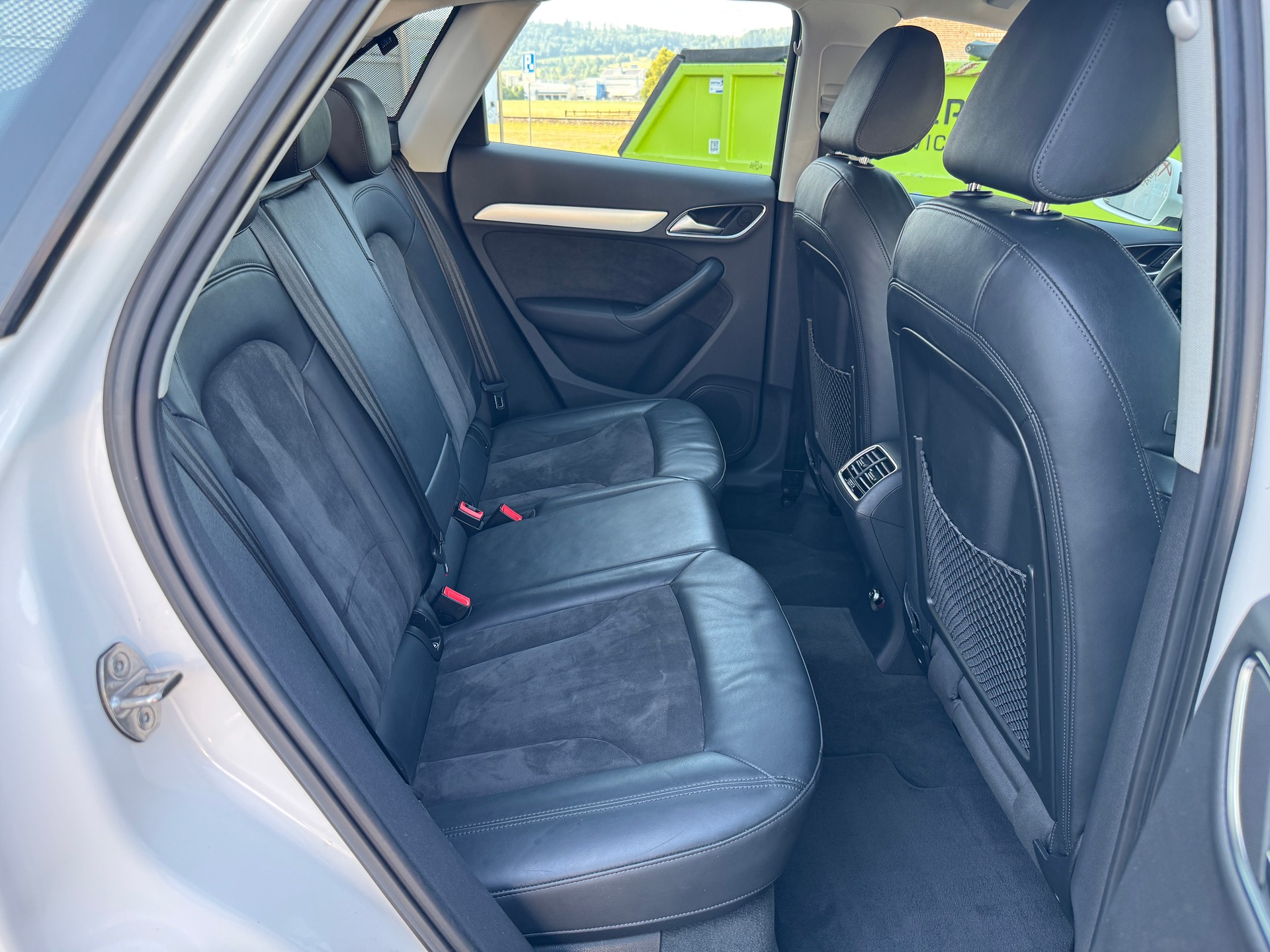 AUDI Q3 2.0 TDI design quattro S-tronic-image-11