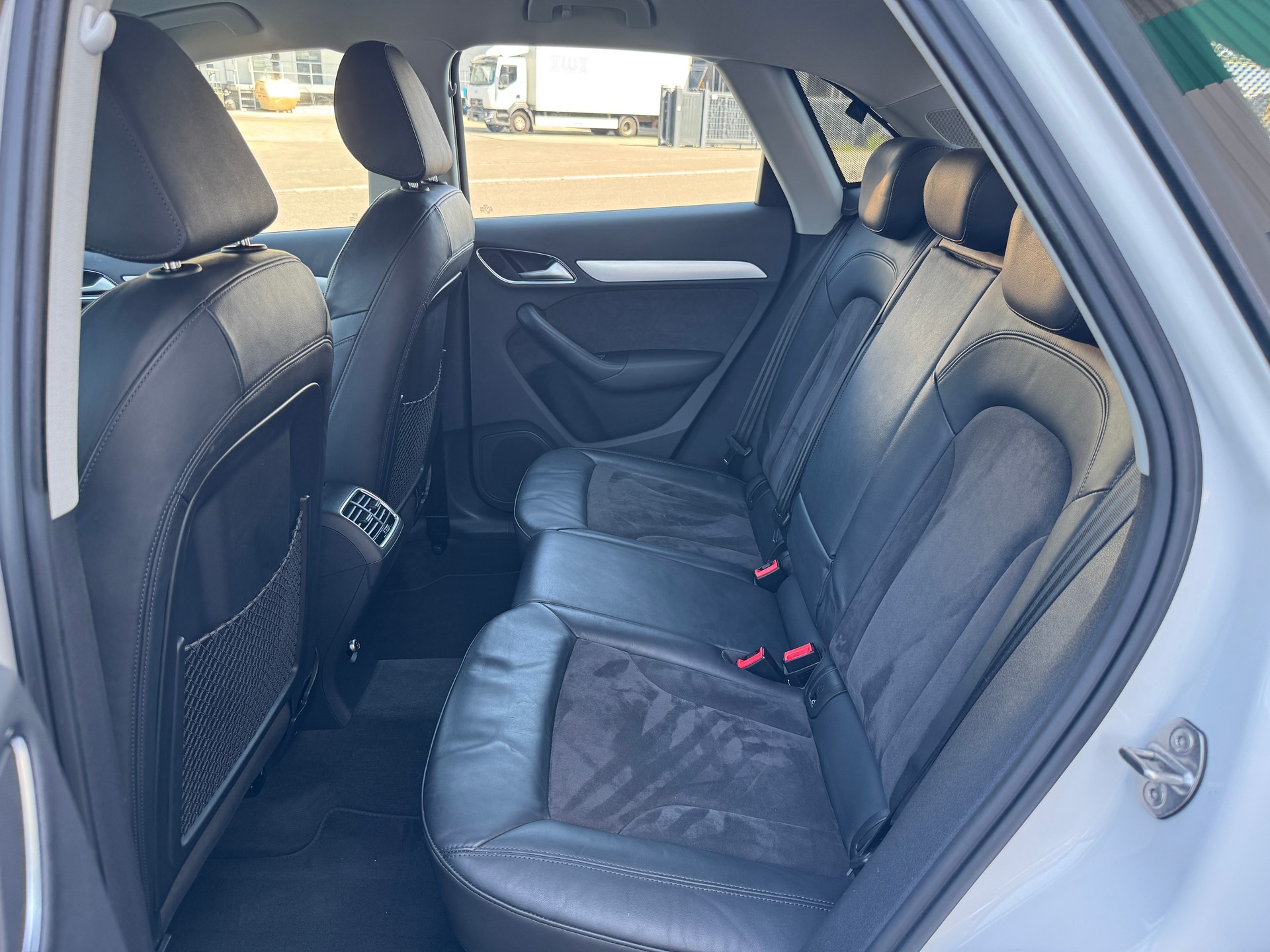 AUDI Q3 2.0 TDI design quattro S-tronic-image-9