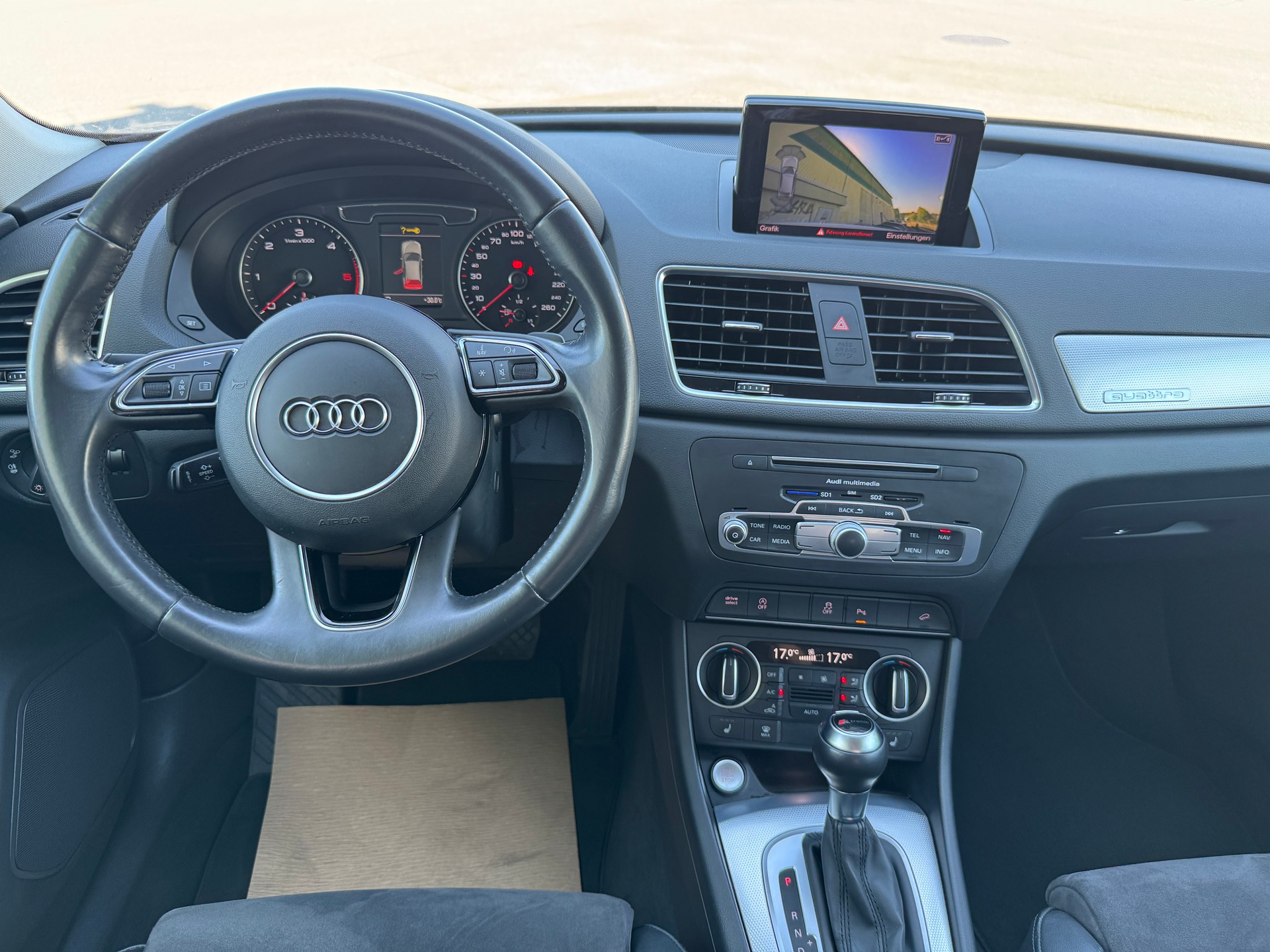 AUDI Q3 2.0 TDI design quattro S-tronic-image-6