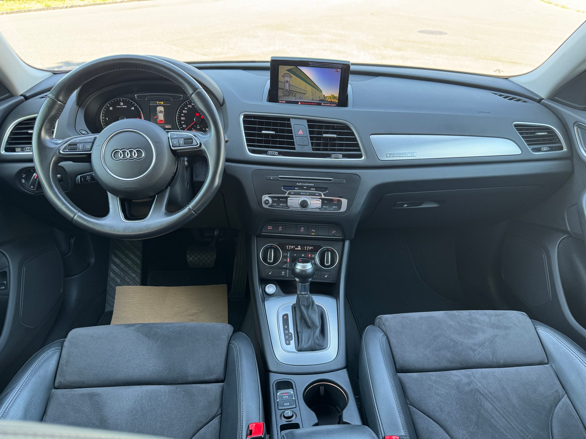 AUDI Q3 2.0 TDI design quattro S-tronic-image-7