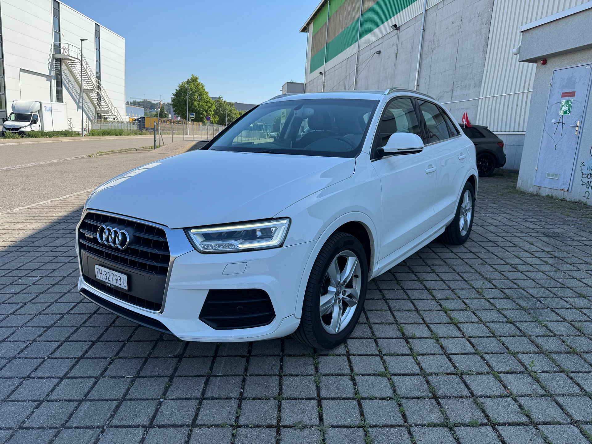 AUDI Q3 2.0 TDI design quattro S-tronic-image-1