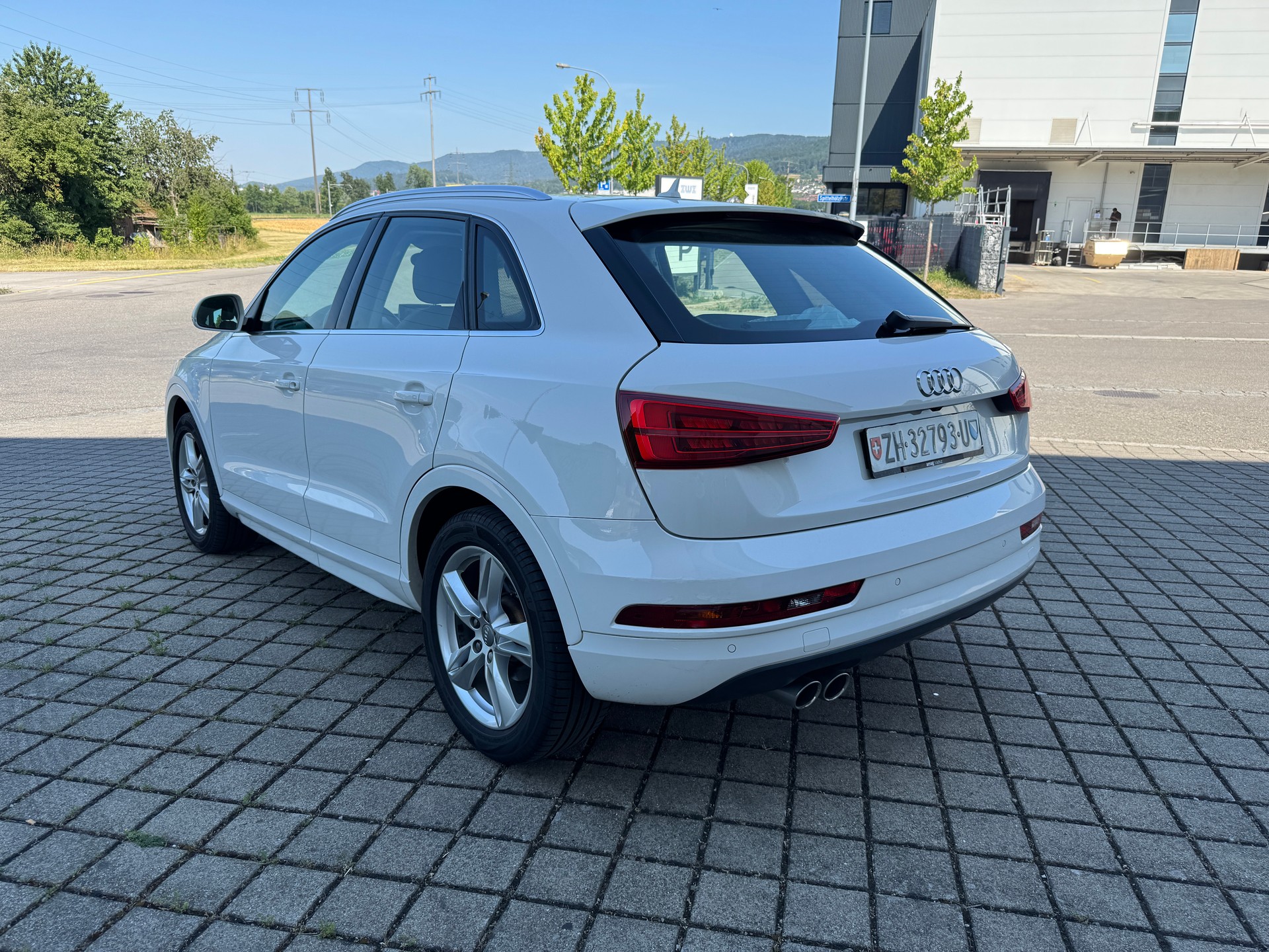 AUDI Q3 2.0 TDI design quattro S-tronic-image-4