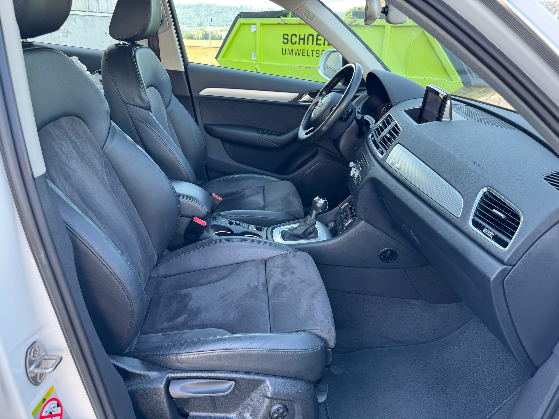 AUDI Q3 2.0 TDI design quattro S-tronic-image-10