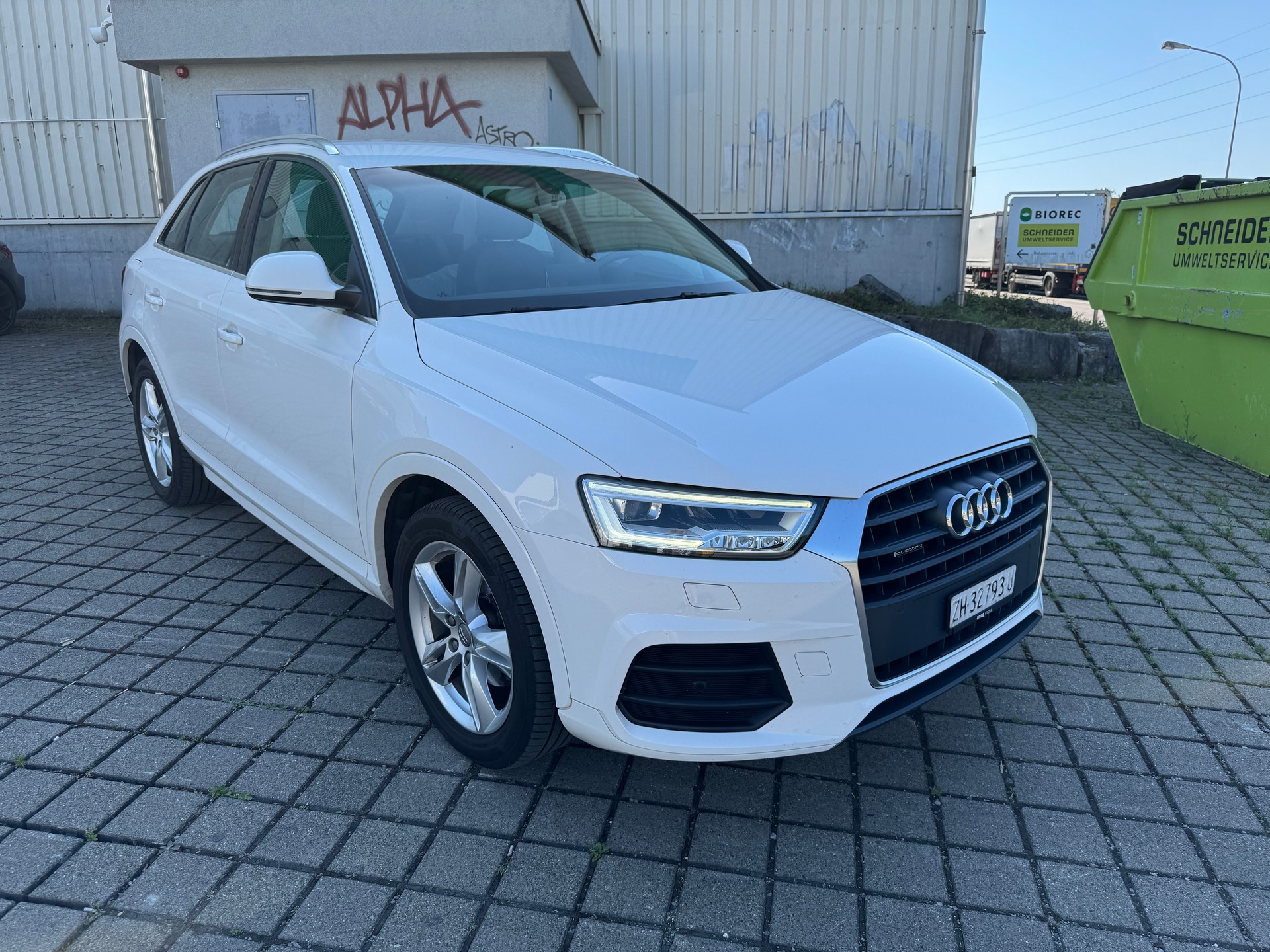 AUDI Q3 2.0 TDI design quattro S-tronic-image-2