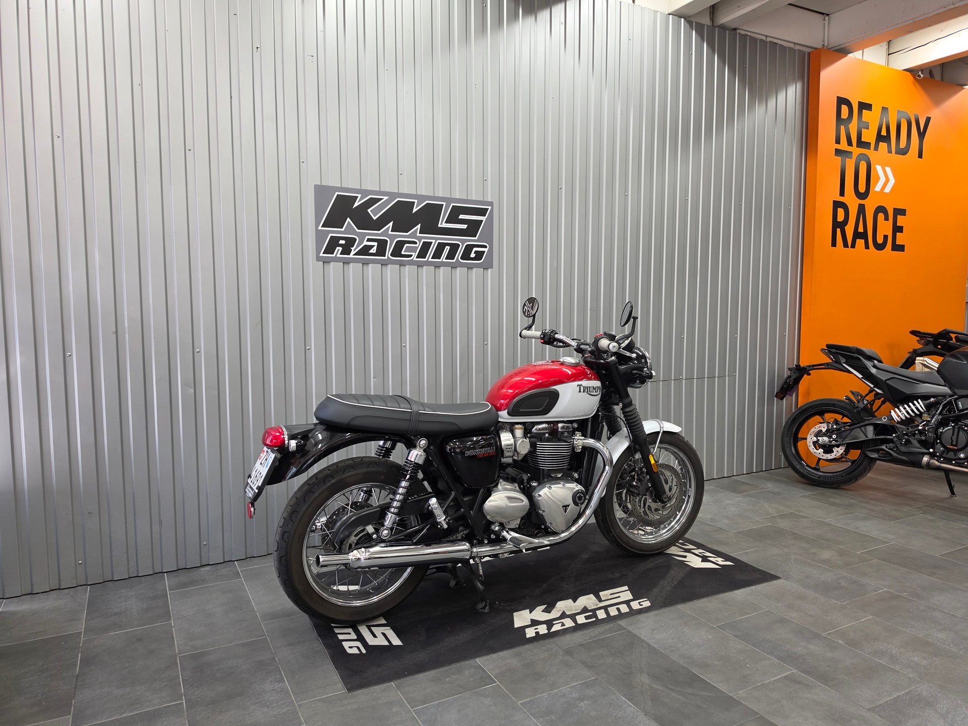 TRIUMPH Bonneville T120 ABS-showroom-element-2