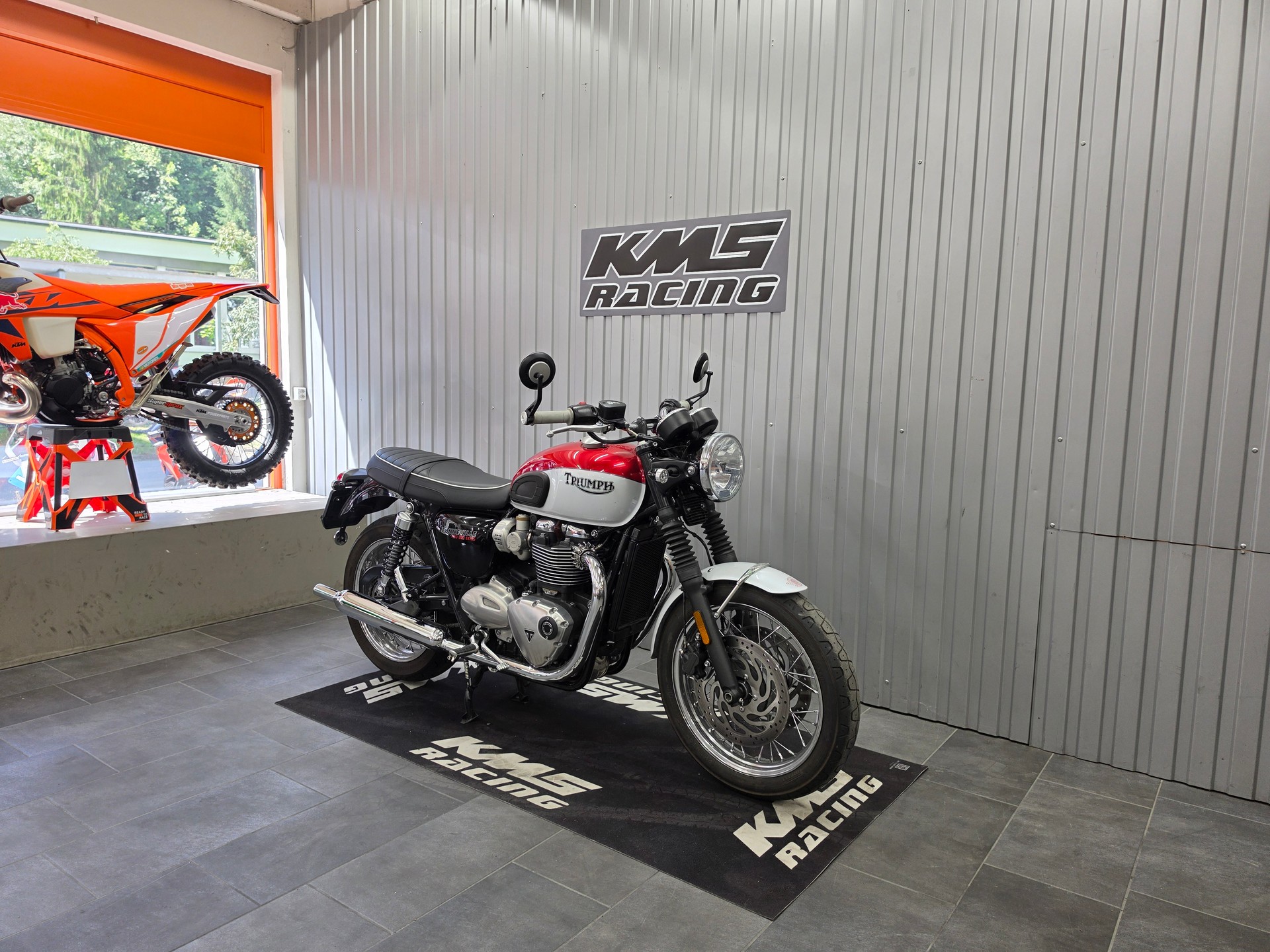 TRIUMPH Bonneville T120 ABS-showroom-element-1