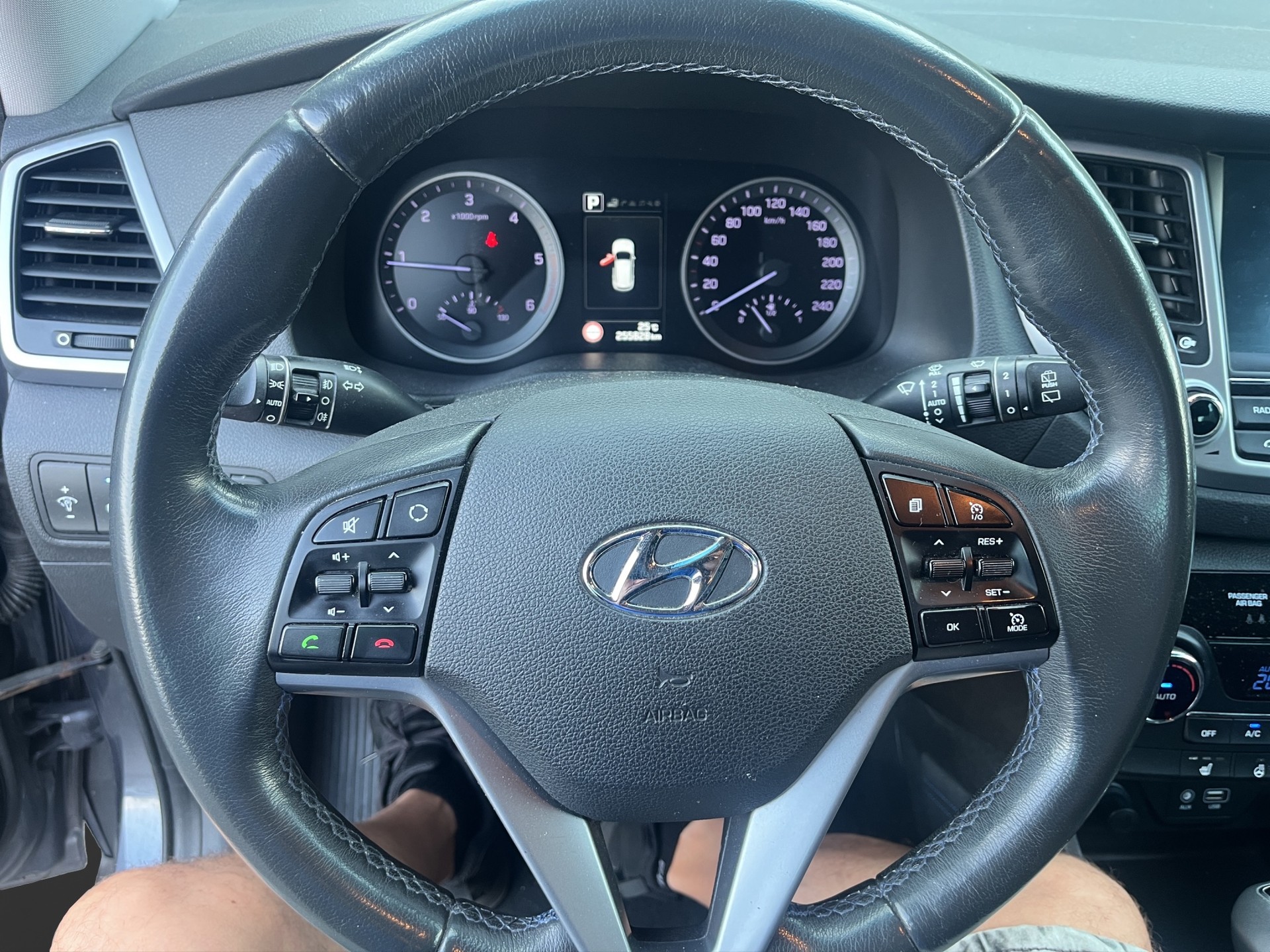 HYUNDAI Tucson 2.0 CRDI Launch Edition 4WD Automatic-image-10