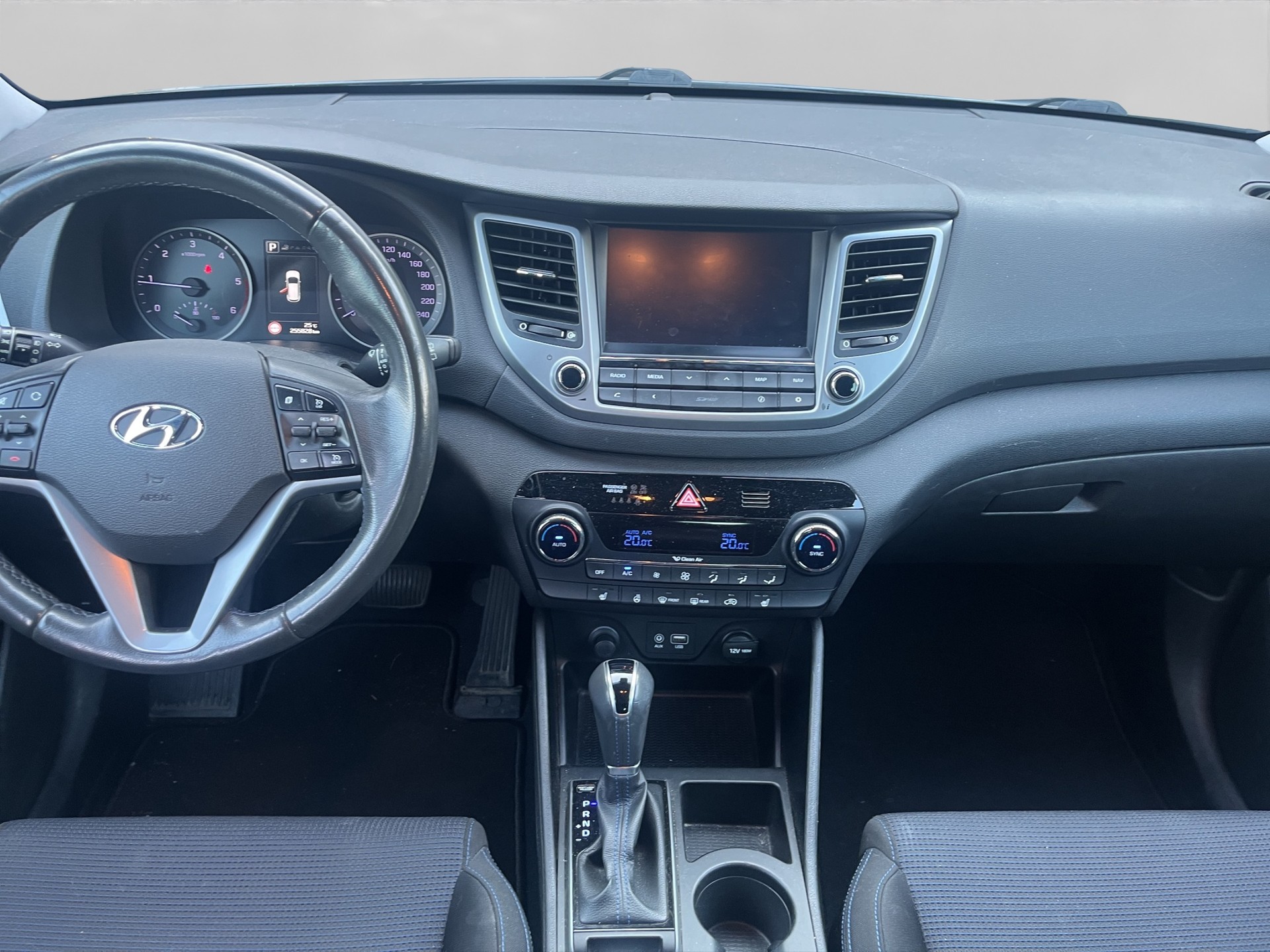 HYUNDAI Tucson 2.0 CRDI Launch Edition 4WD Automatic-image-8