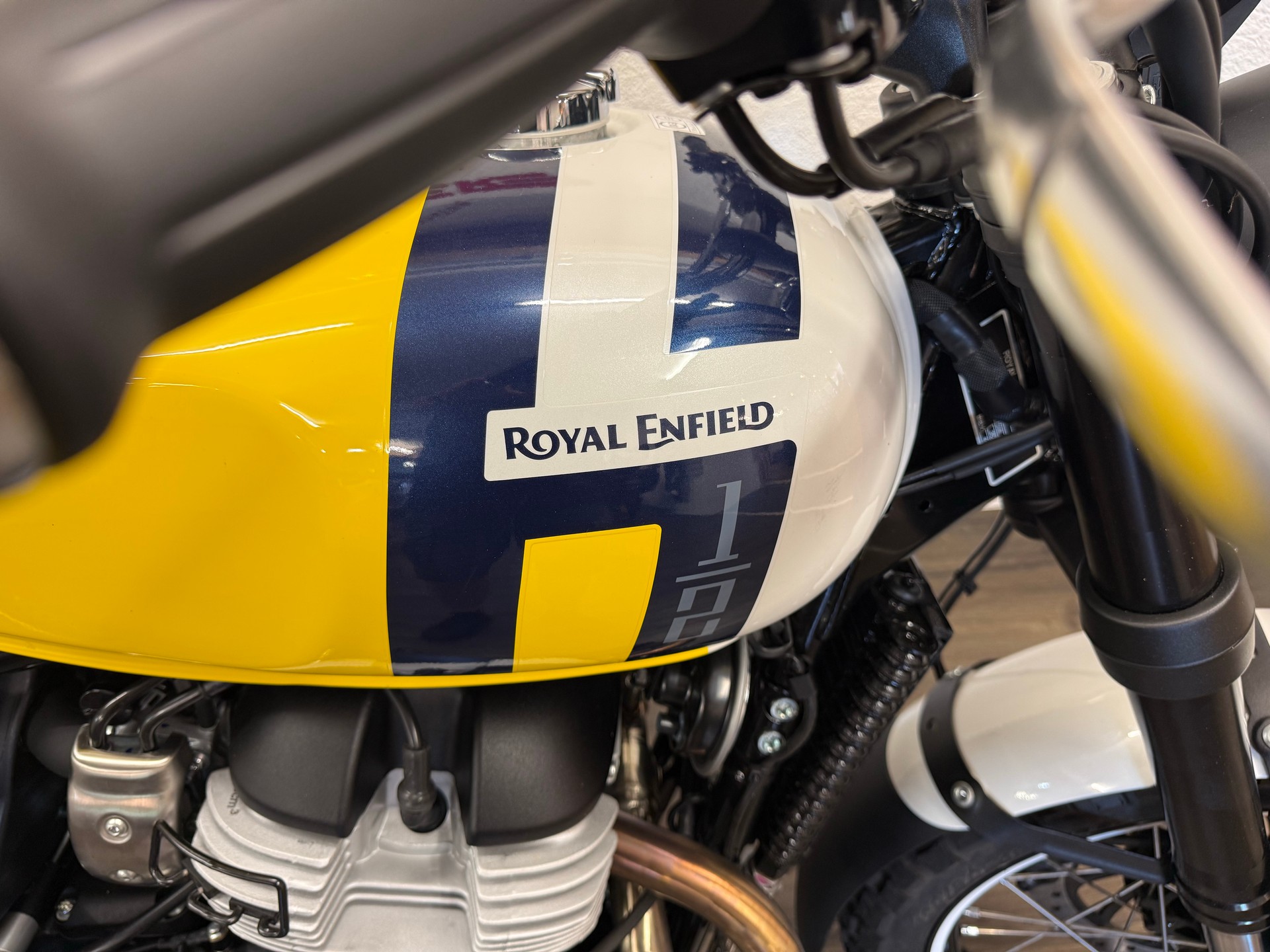 ROYAL ENFIELD Bear 650 Base-showroom-element-1