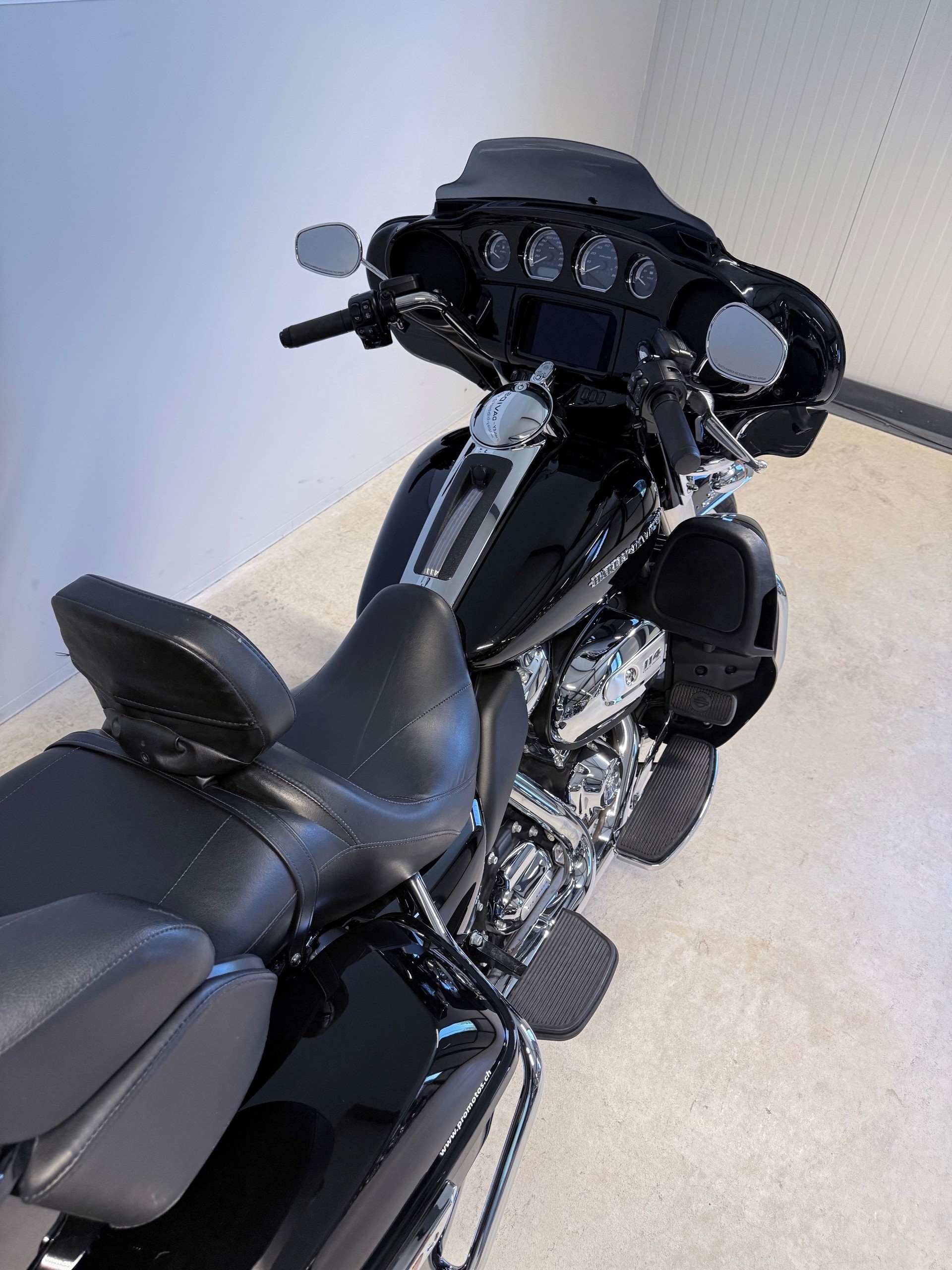 HARLEY-DAVIDSON FLHTK Electra Glide Ultra Limited 114-showroom-element-1