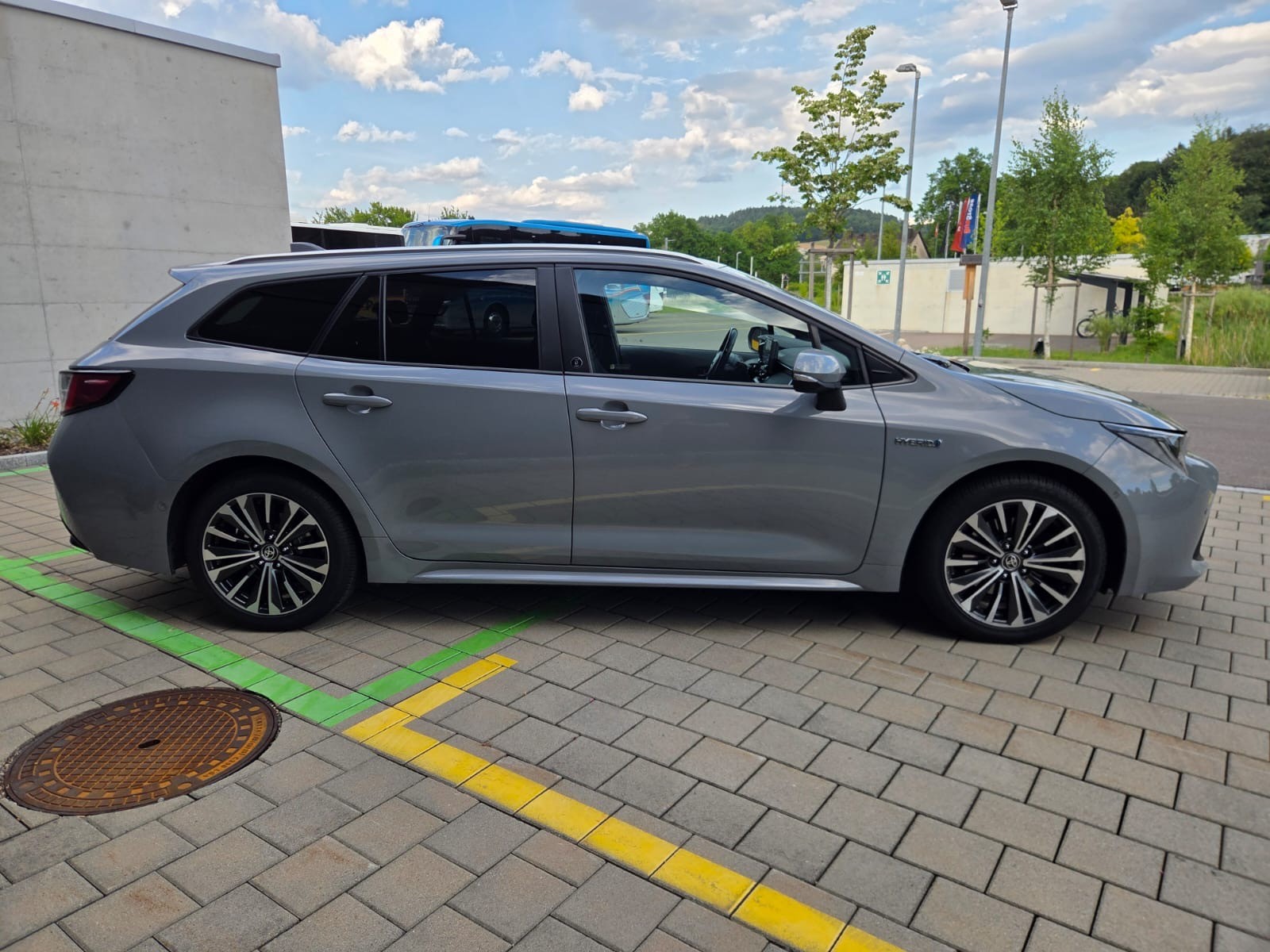 TOYOTA Corolla Touring Sports 2.0 HSD Trend e-CVT-image-2