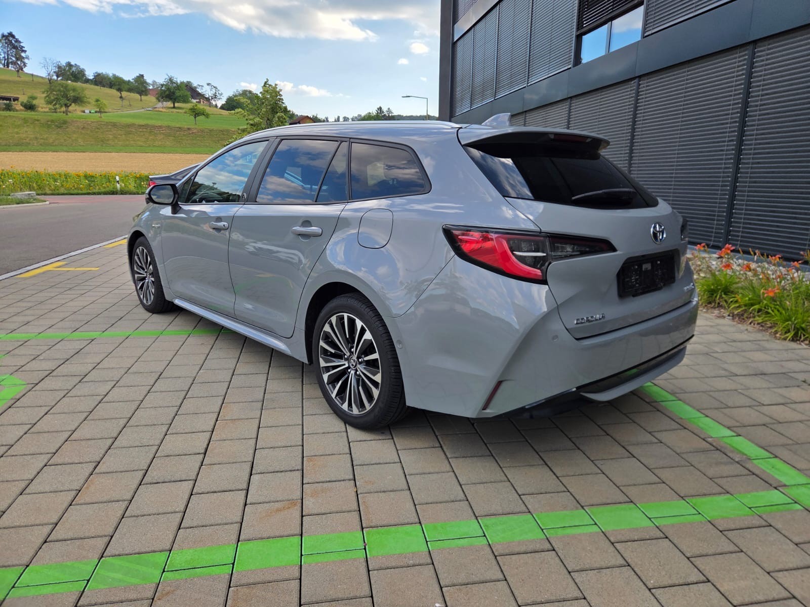 TOYOTA Corolla Touring Sports 2.0 HSD Trend e-CVT-image-3