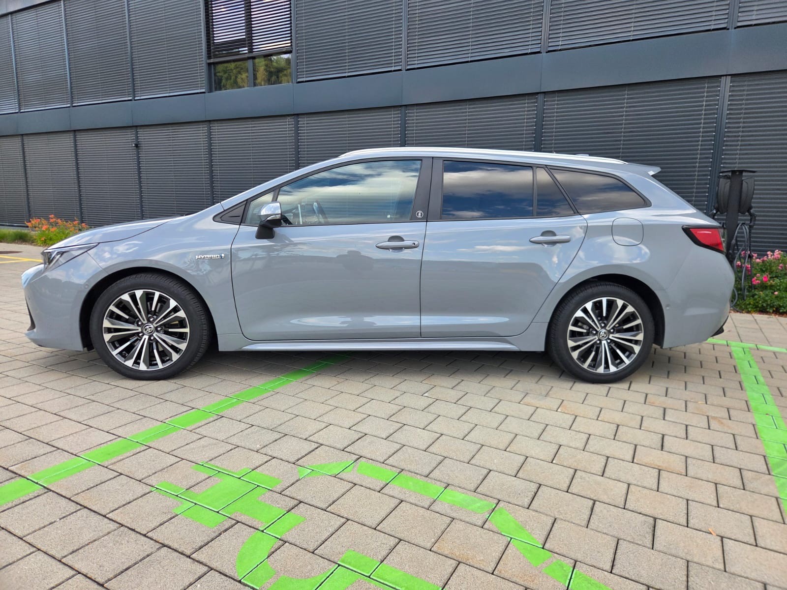 TOYOTA Corolla Touring Sports 2.0 HSD Trend e-CVT-image-1