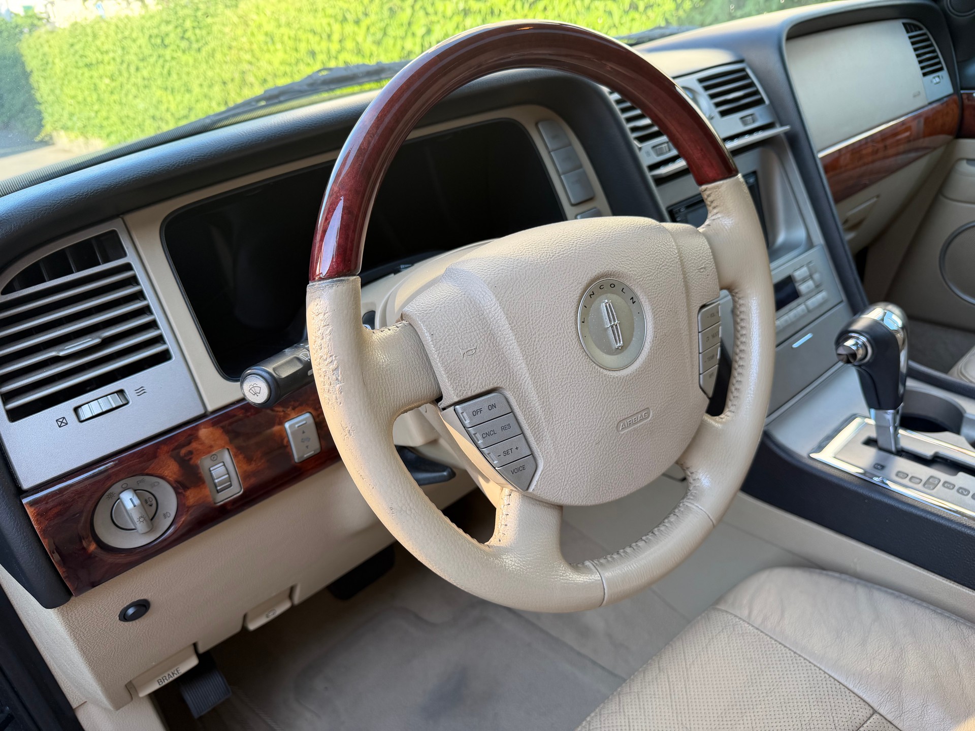 LINCOLN Ford Lincoln Navigator-image-13