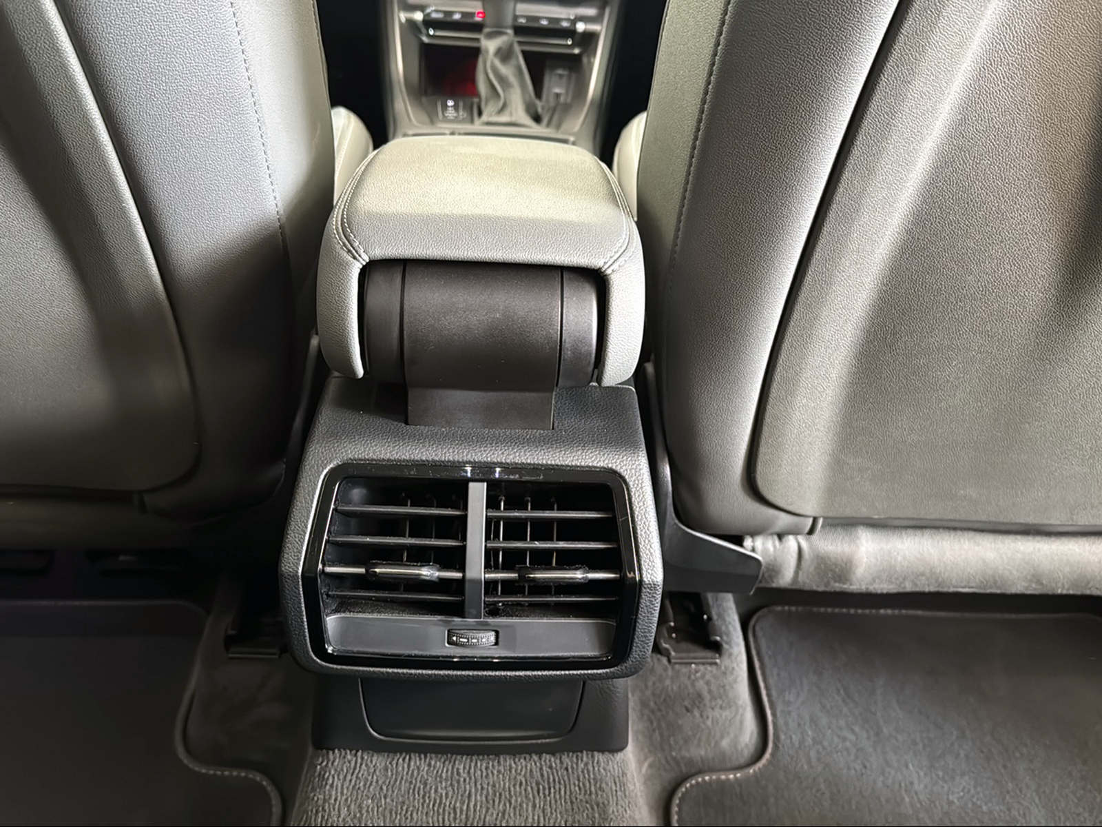AUDI Q3 40 TFSI advanced quattro S-tronic-image-16