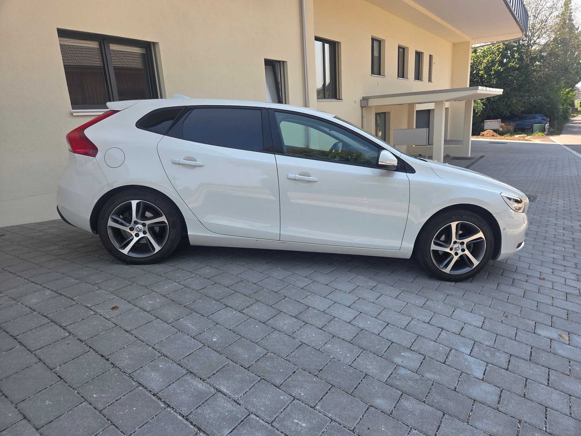 VOLVO V40 D2 Momentum-image-2
