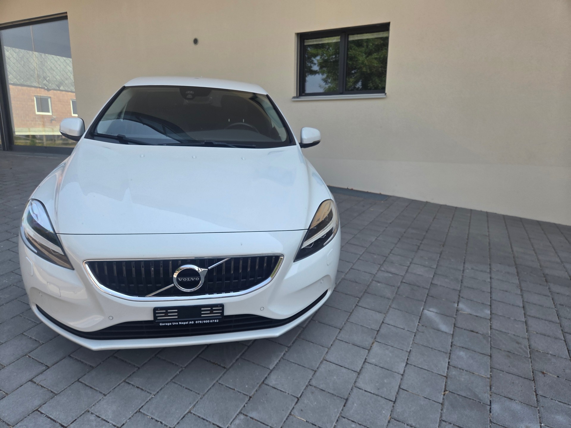 VOLVO V40 D2 Momentum-image-1