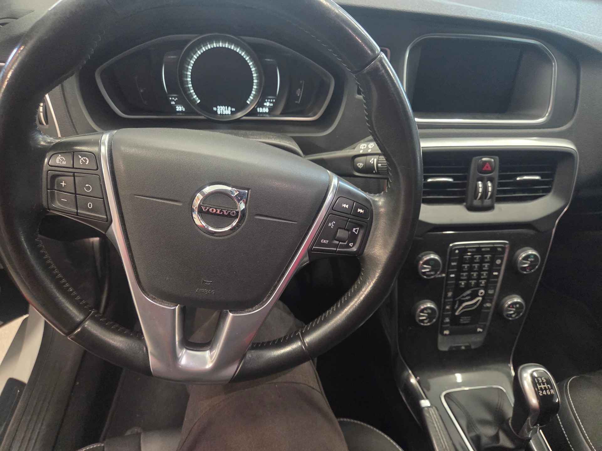 VOLVO V40 D2 Momentum-image-4