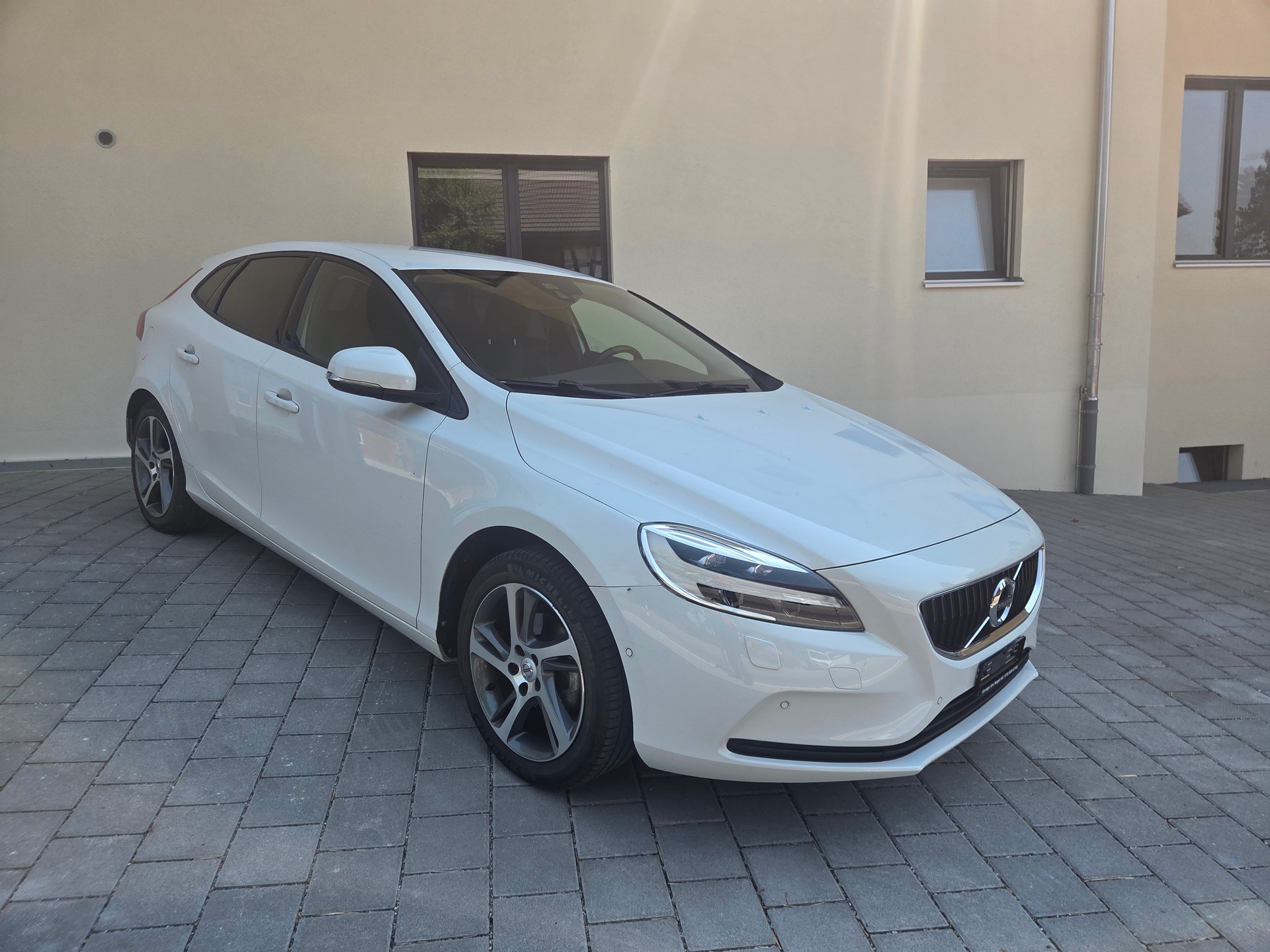 VOLVO V40 D2 Momentum-image-0