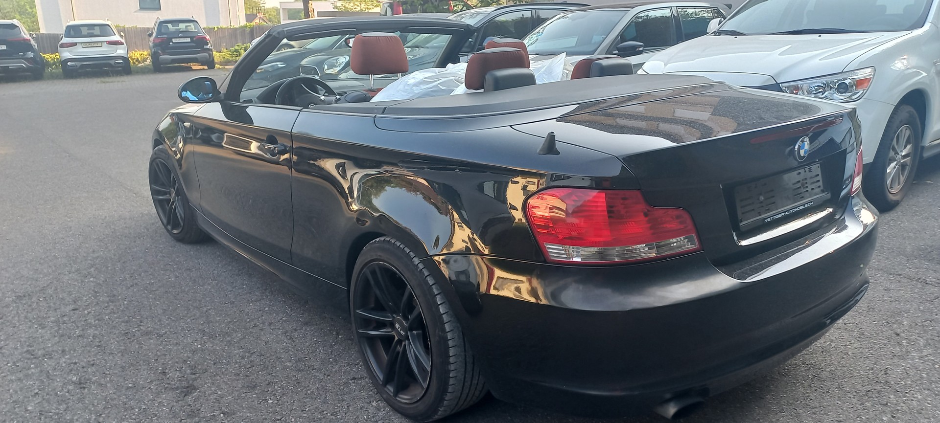 BMW 120i Cabrio-image-3