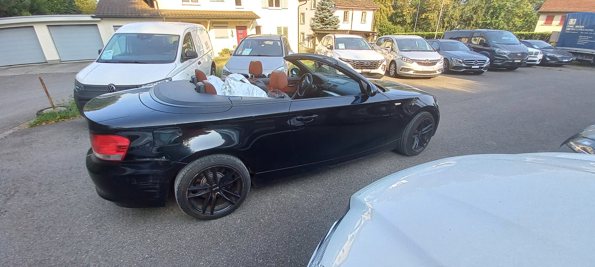 BMW 120i Cabrio-image-6