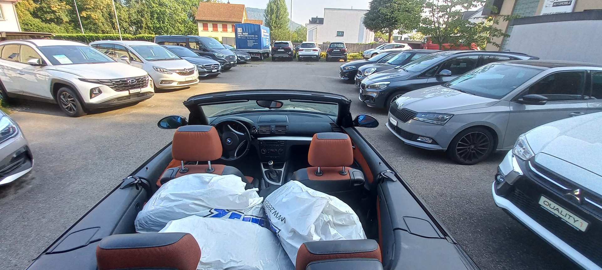 BMW 120i Cabrio-image-7