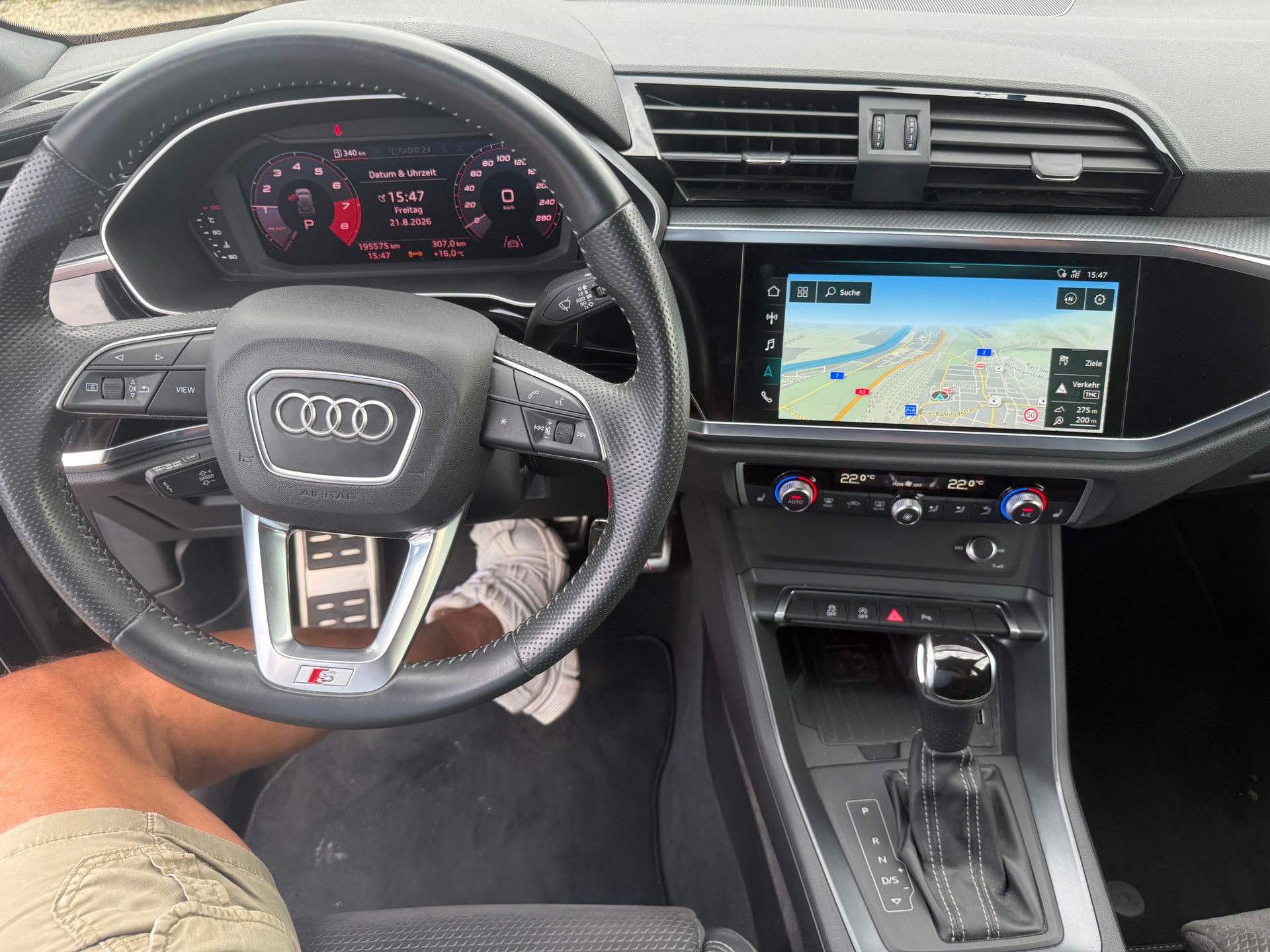 AUDI Q3 40 TFSI S line quattro S-tronic-image-8