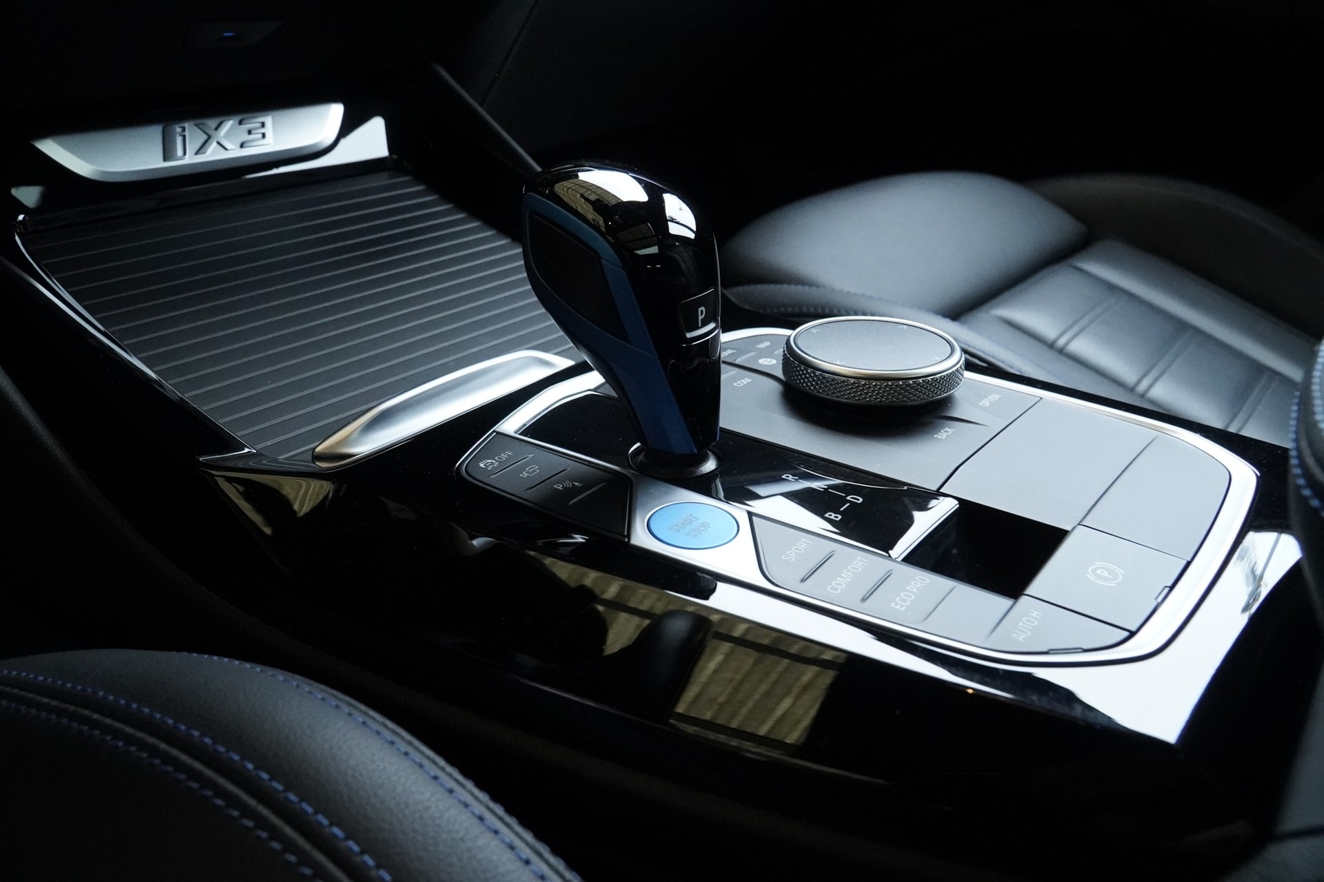 BMW iX3 Inspiring M-Paket *CH Fahrzeug & AHK*-image-11