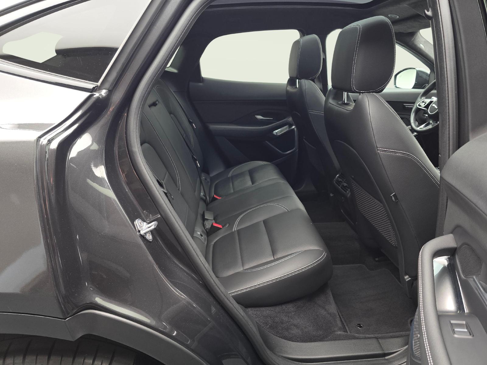 JAGUAR E-Pace 2.0 D I4 200 R-Dynamic Black AWD-image-10