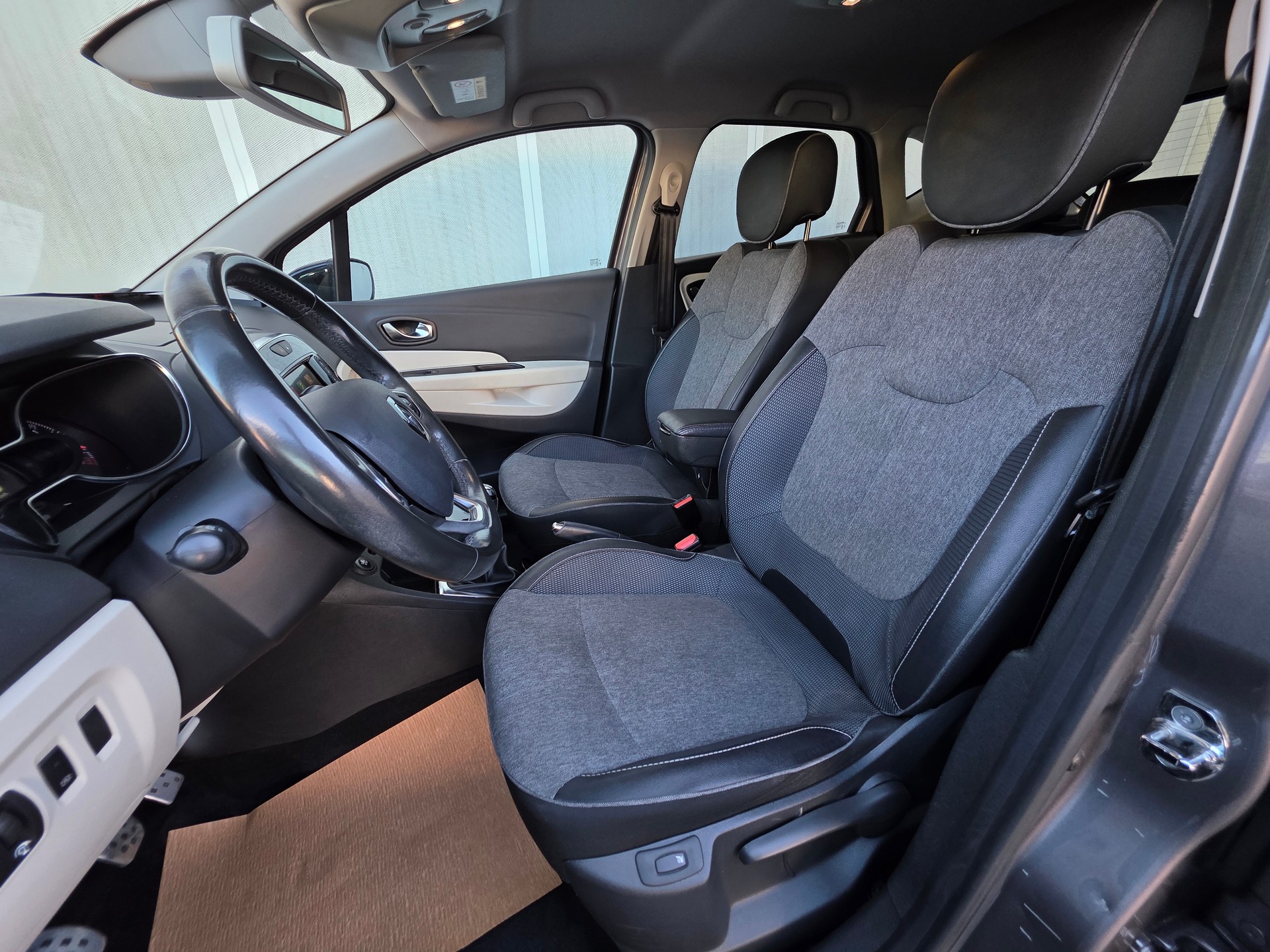 RENAULT Captur 1.5 dCi 90th Anniversary-image-7