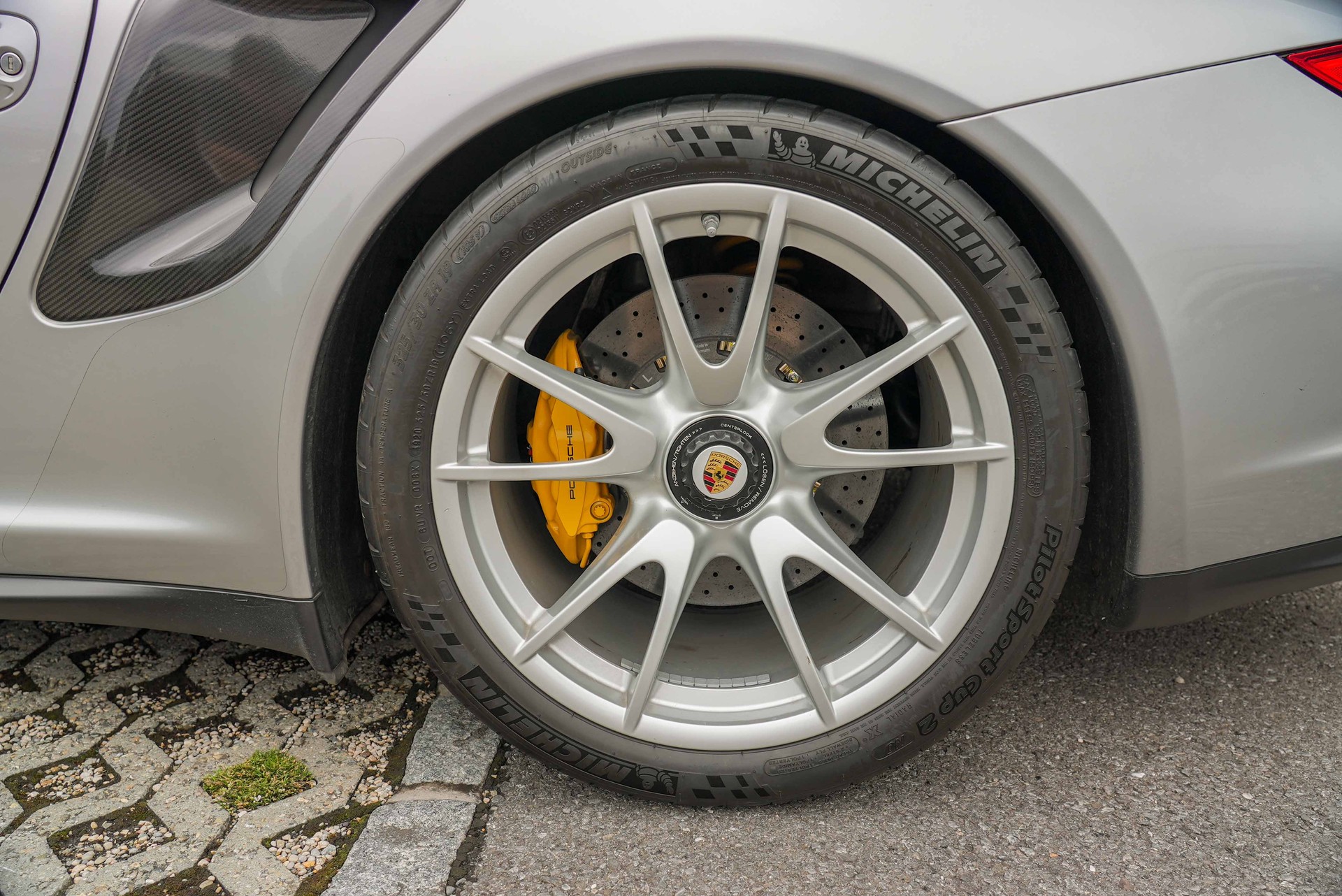 PORSCHE 911 GT2 RS-image-13