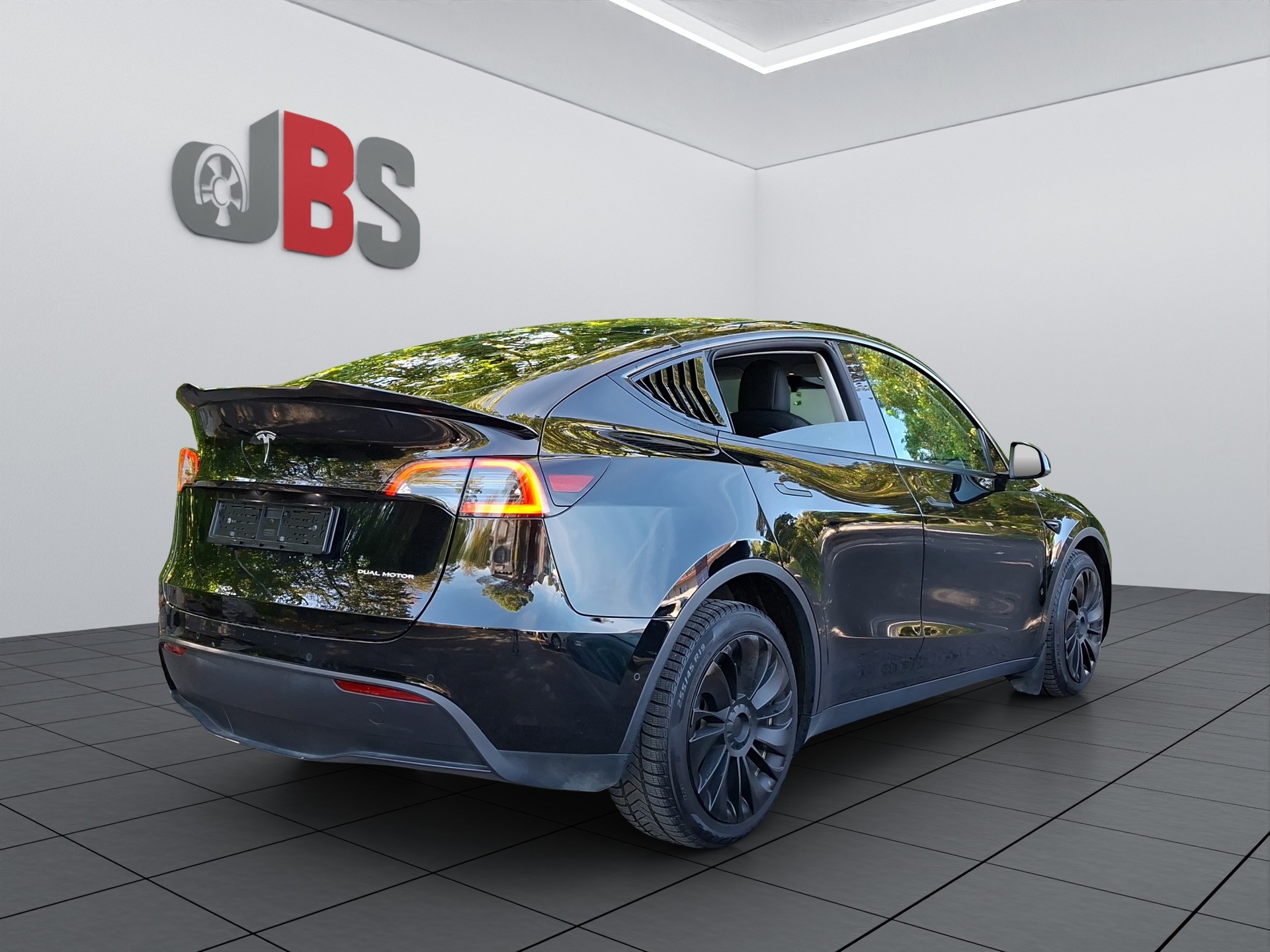 TESLA Model Y Long Range-image-5