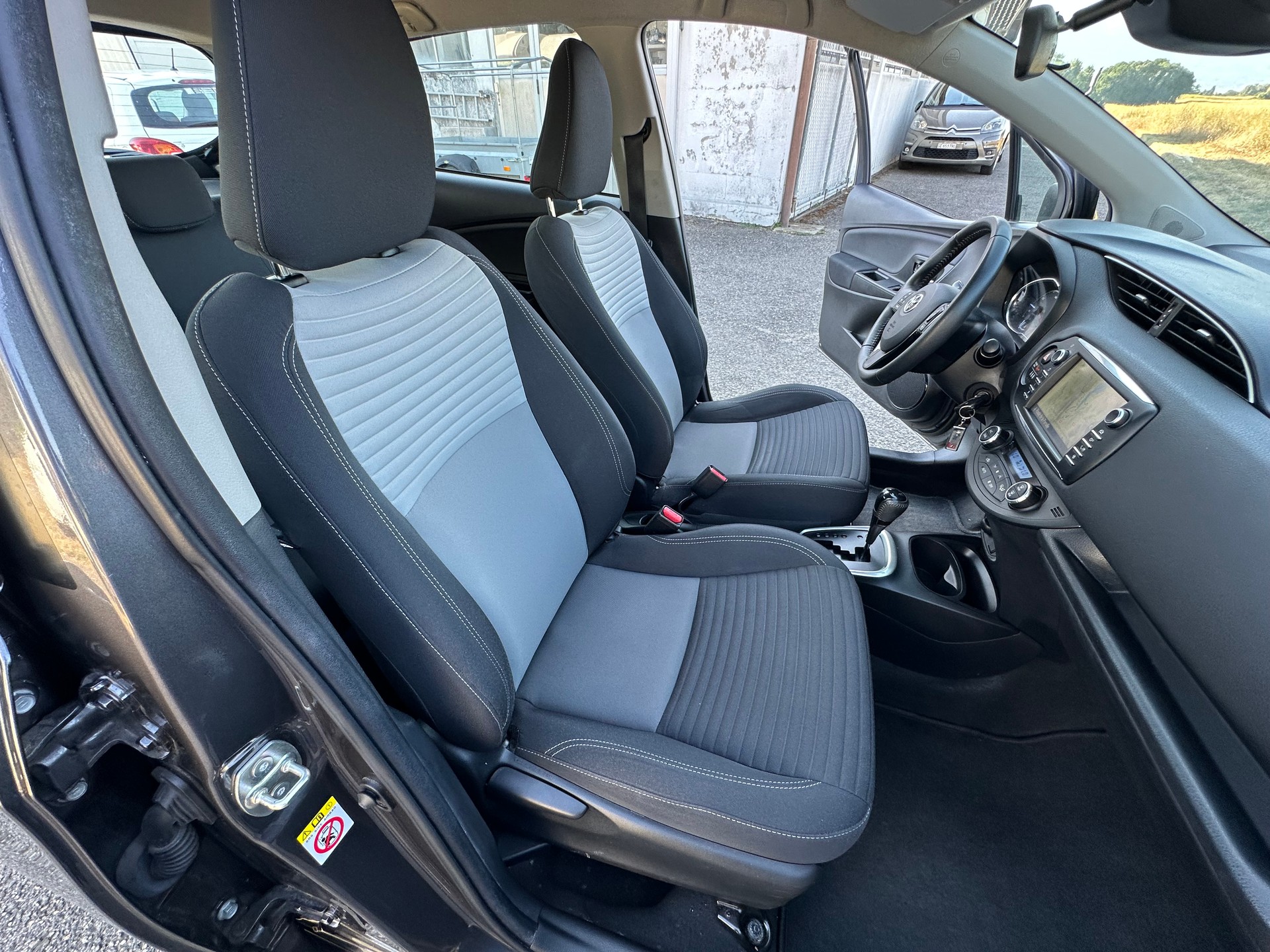 TOYOTA Yaris 1.5 VVT-i Hybrid Comfort e-CVT-image-18