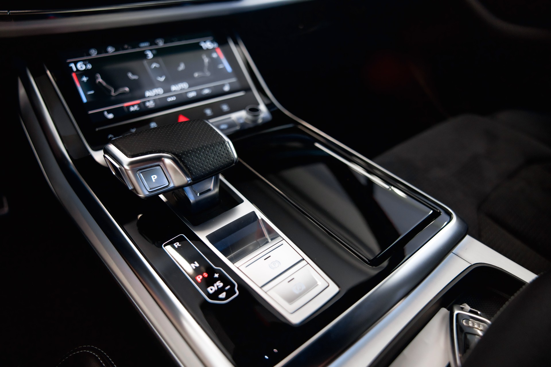 AUDI SQ7 TFSI quattro tiptronic-image-30