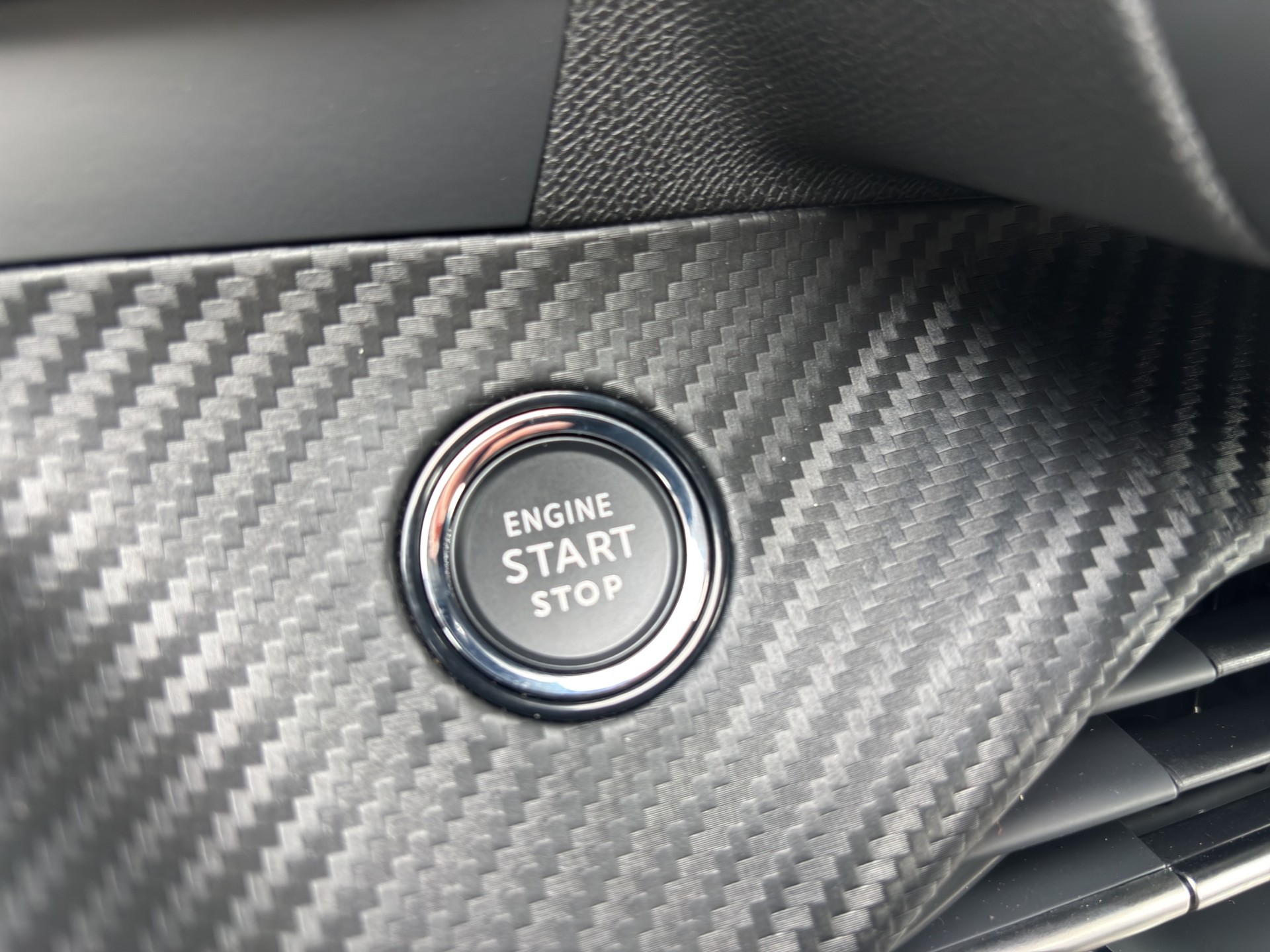 PEUGEOT 208 1.2 MHEV 110 Allure-image-11