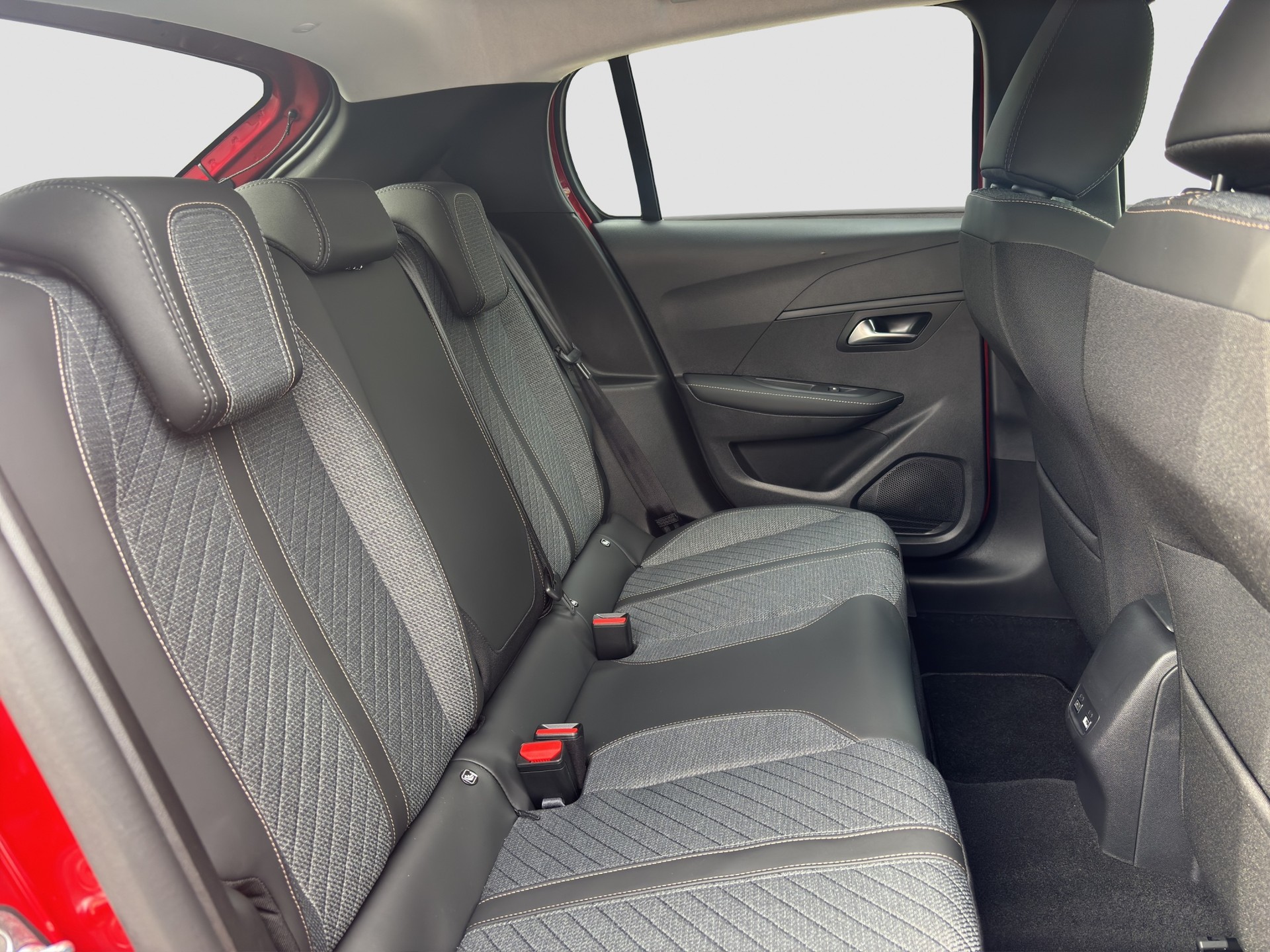 PEUGEOT 208 1.2 MHEV 110 Allure-image-17