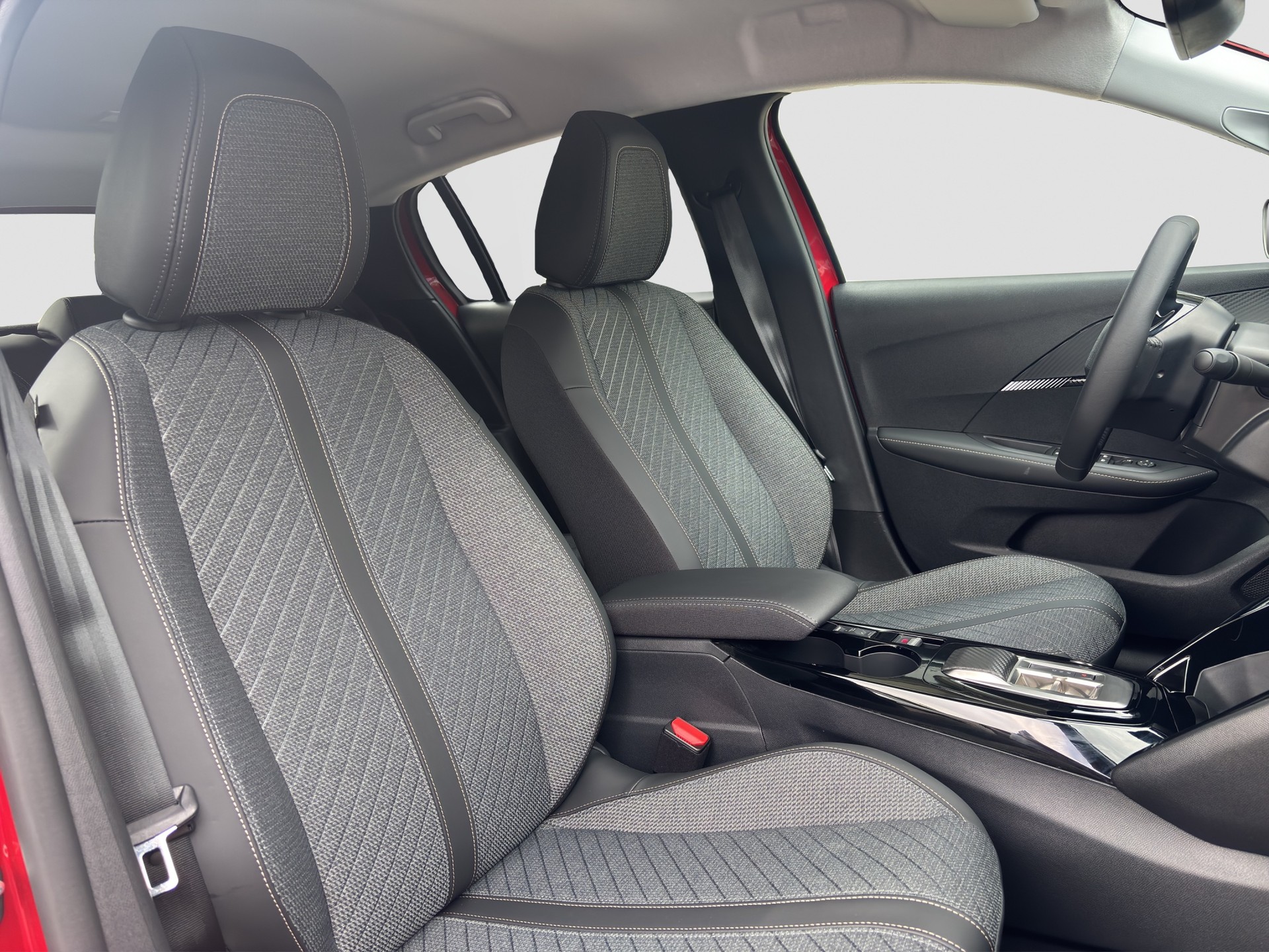 PEUGEOT 208 1.2 MHEV 110 Allure-image-16