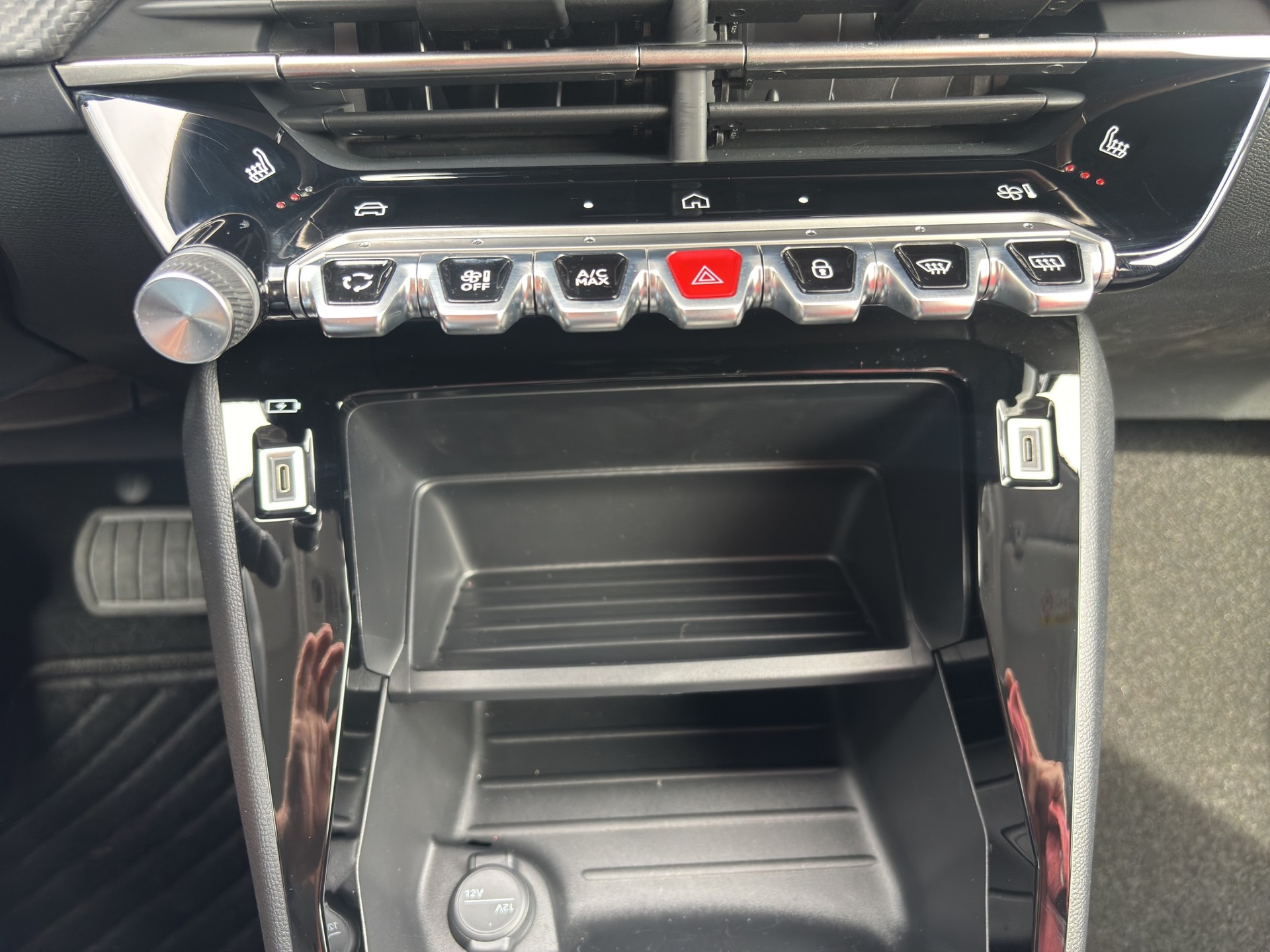 PEUGEOT 208 1.2 MHEV 110 Allure-image-8