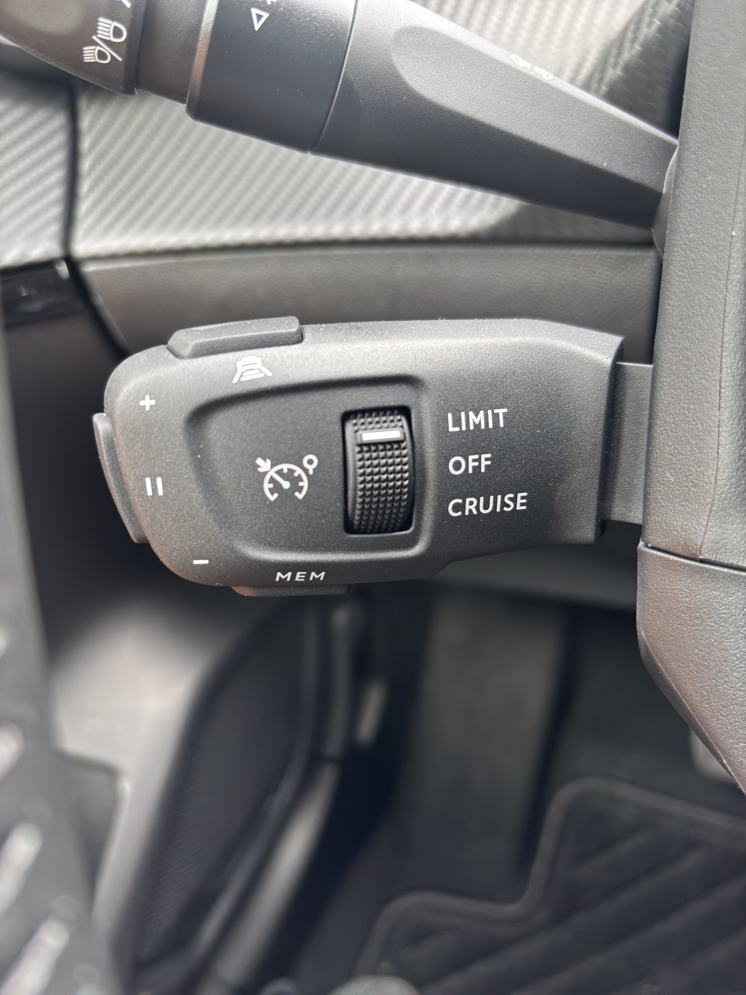 PEUGEOT 208 1.2 MHEV 110 Allure-image-10